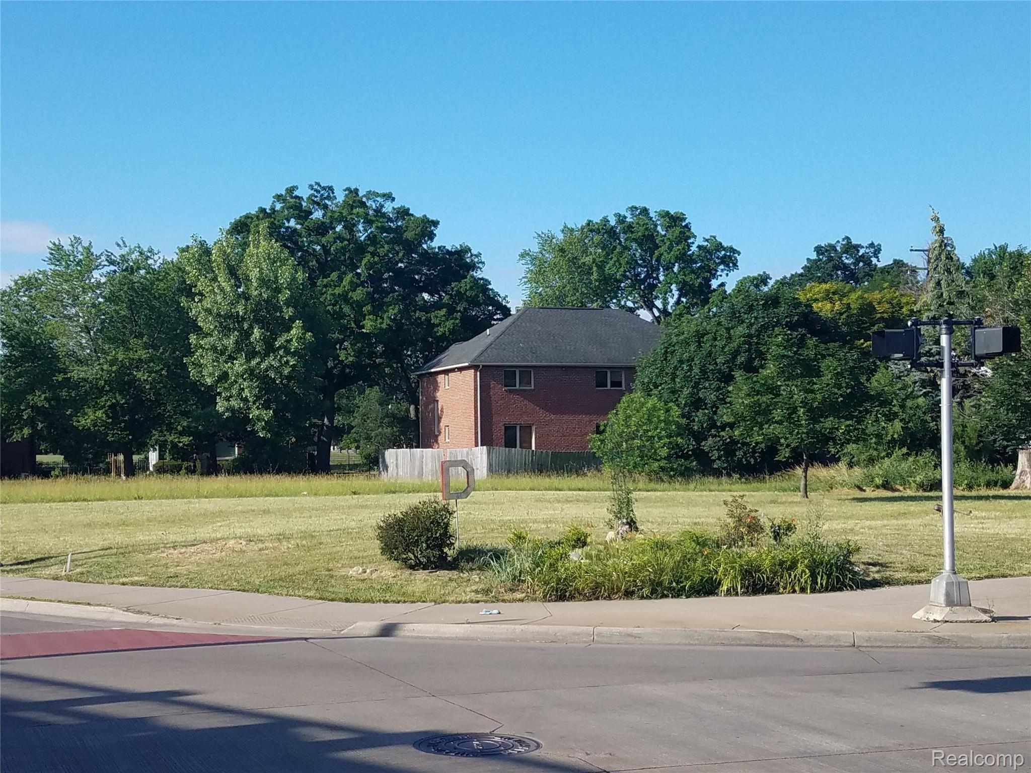 2411 W 8 Mile Road Property Photo 3