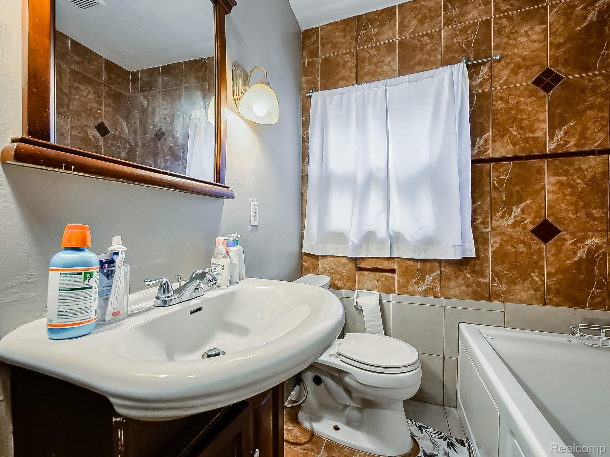 4826 Yorkshire Road Property Photo 9