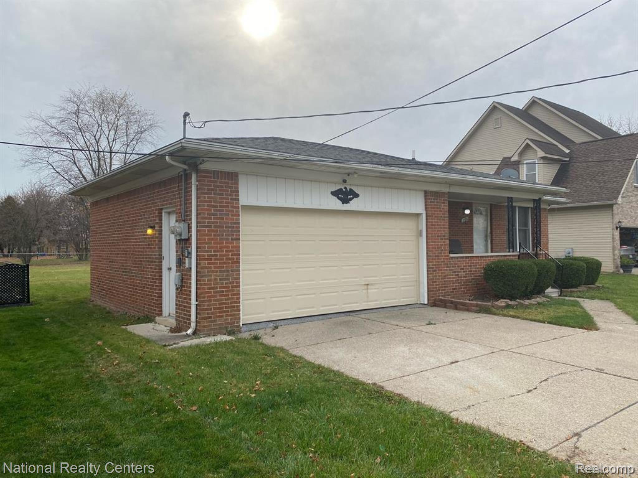 2106 Oakcrest Road Property Photo 3