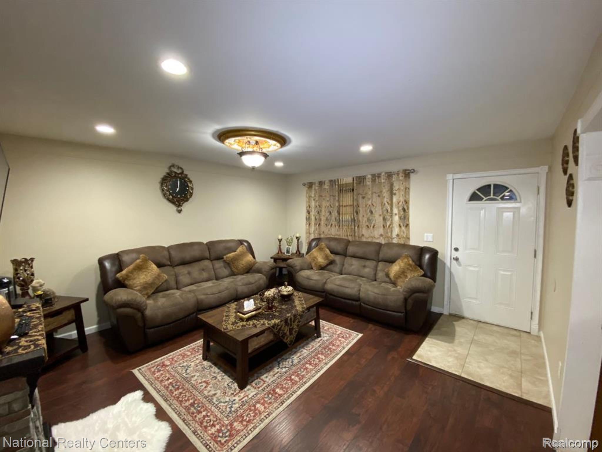 2106 Oakcrest Road Property Photo 4