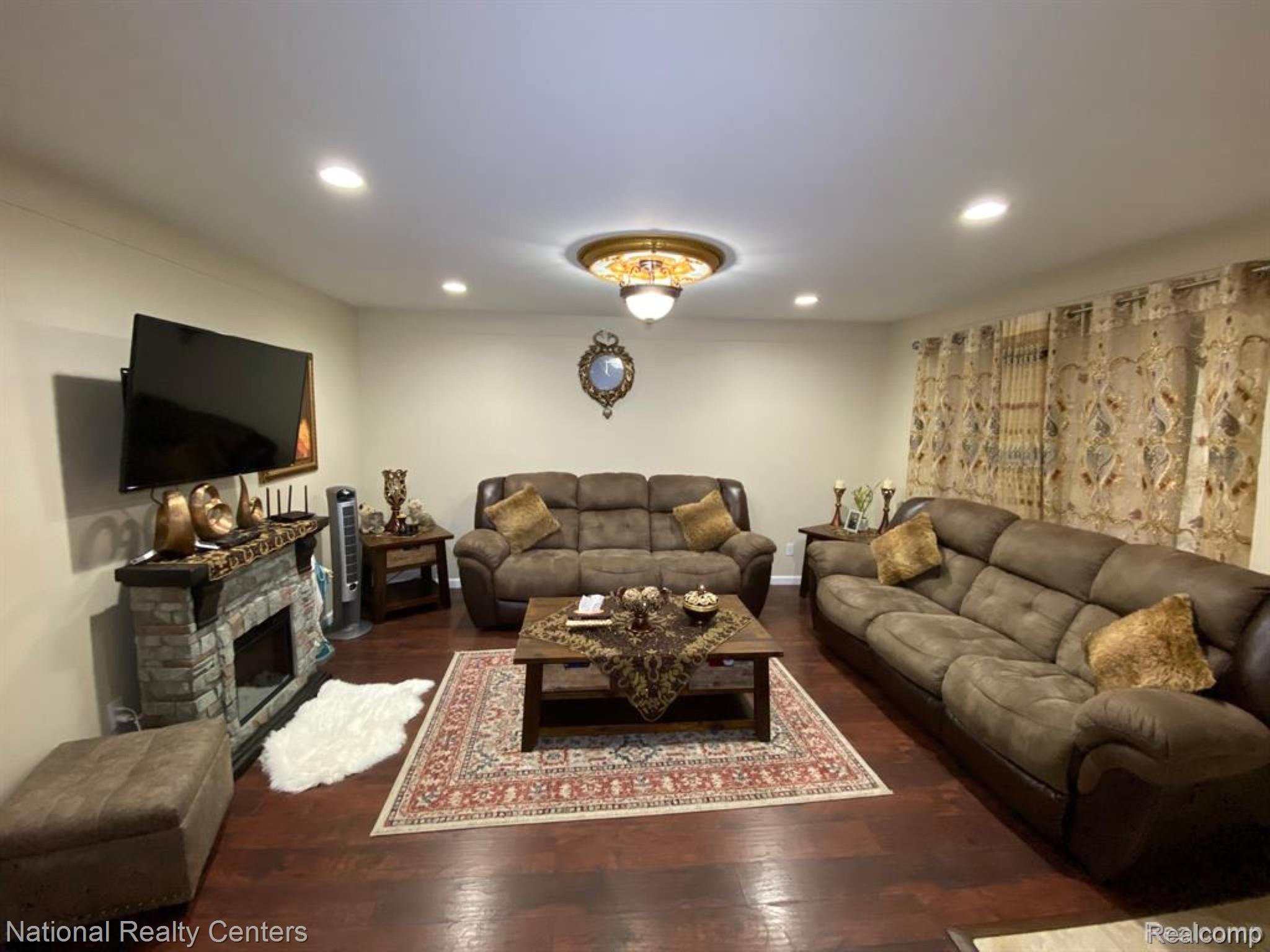 2106 Oakcrest Road Property Photo 5