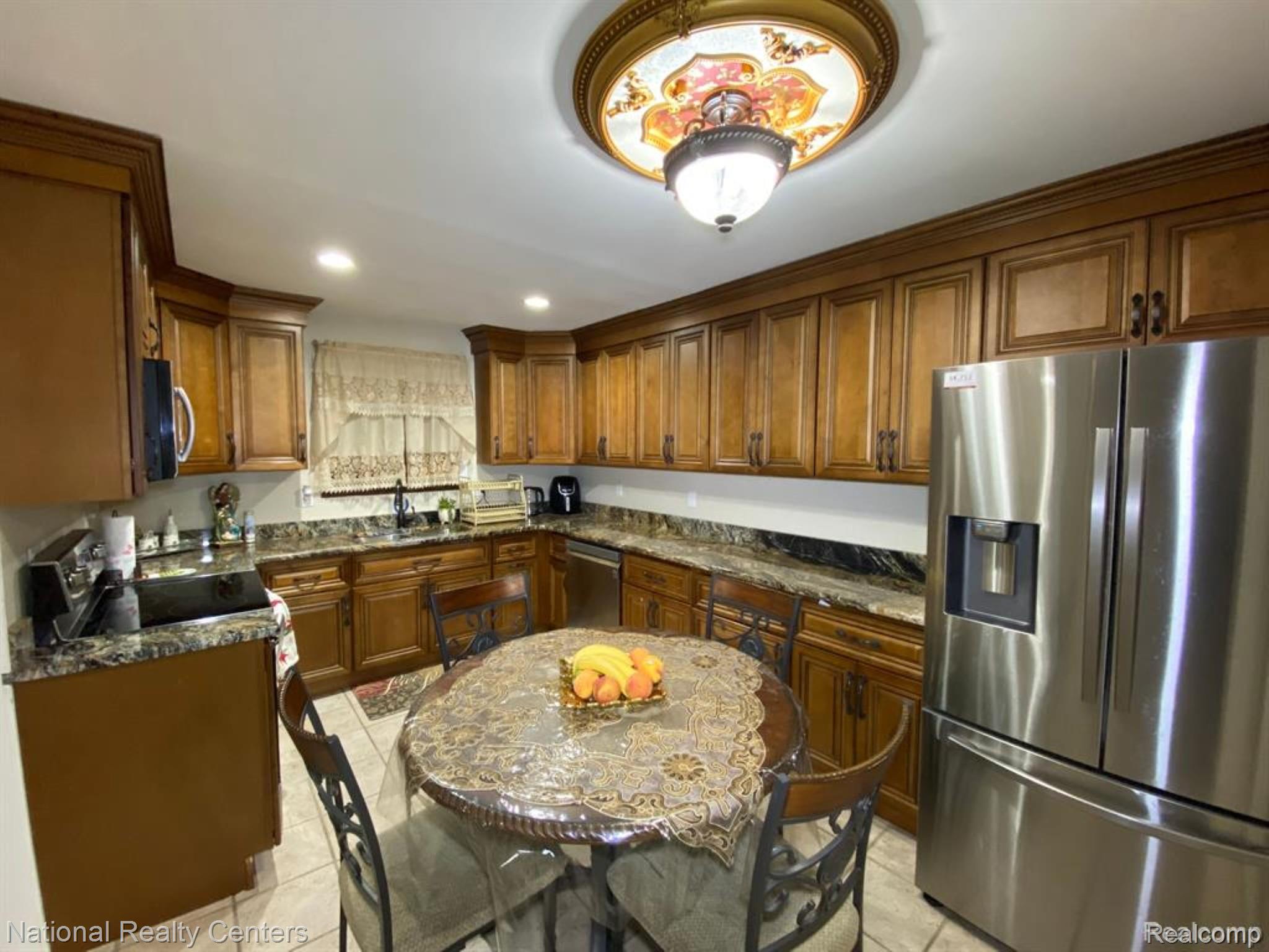 2106 Oakcrest Road Property Photo 6