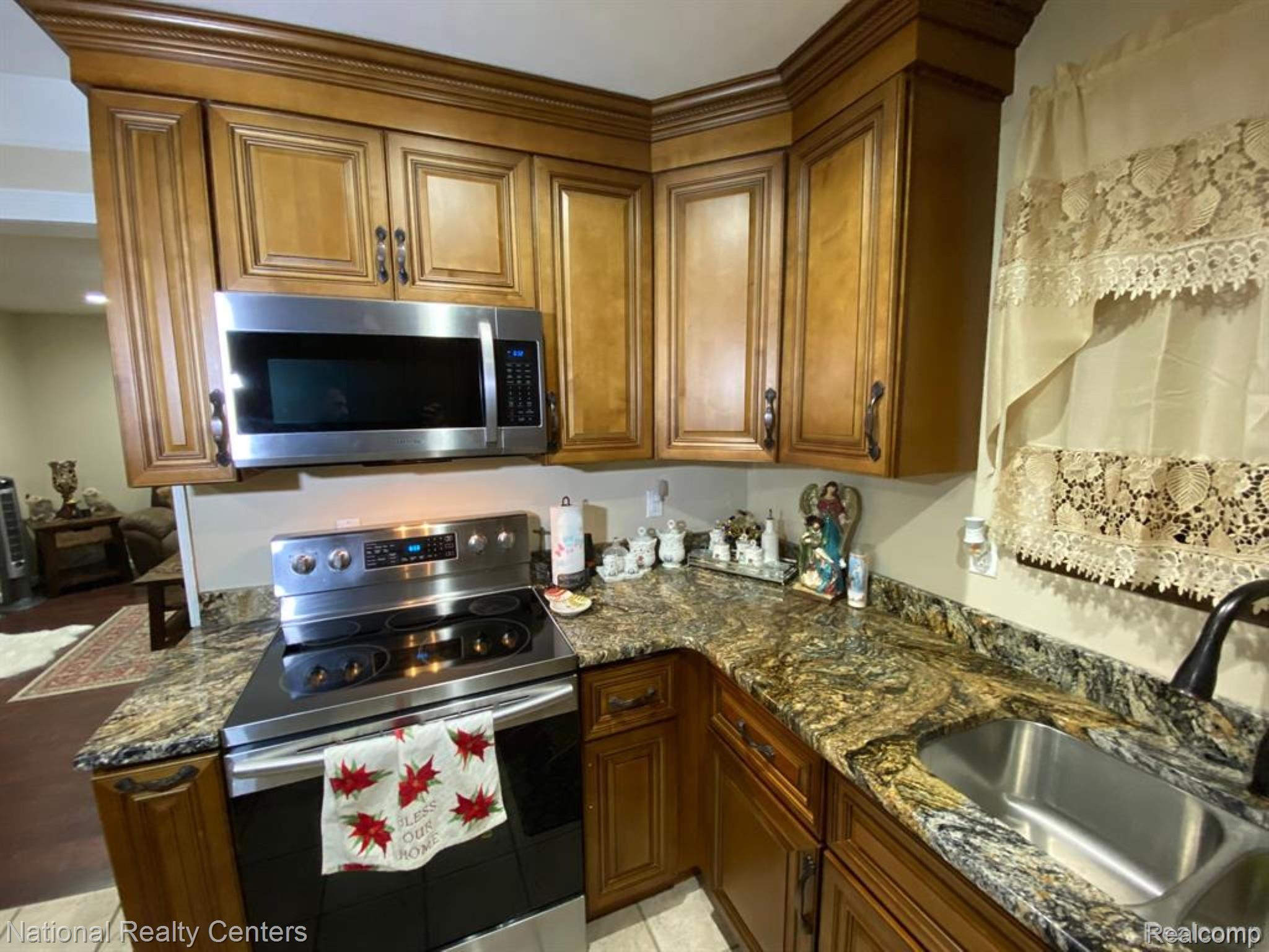 2106 Oakcrest Road Property Photo 7