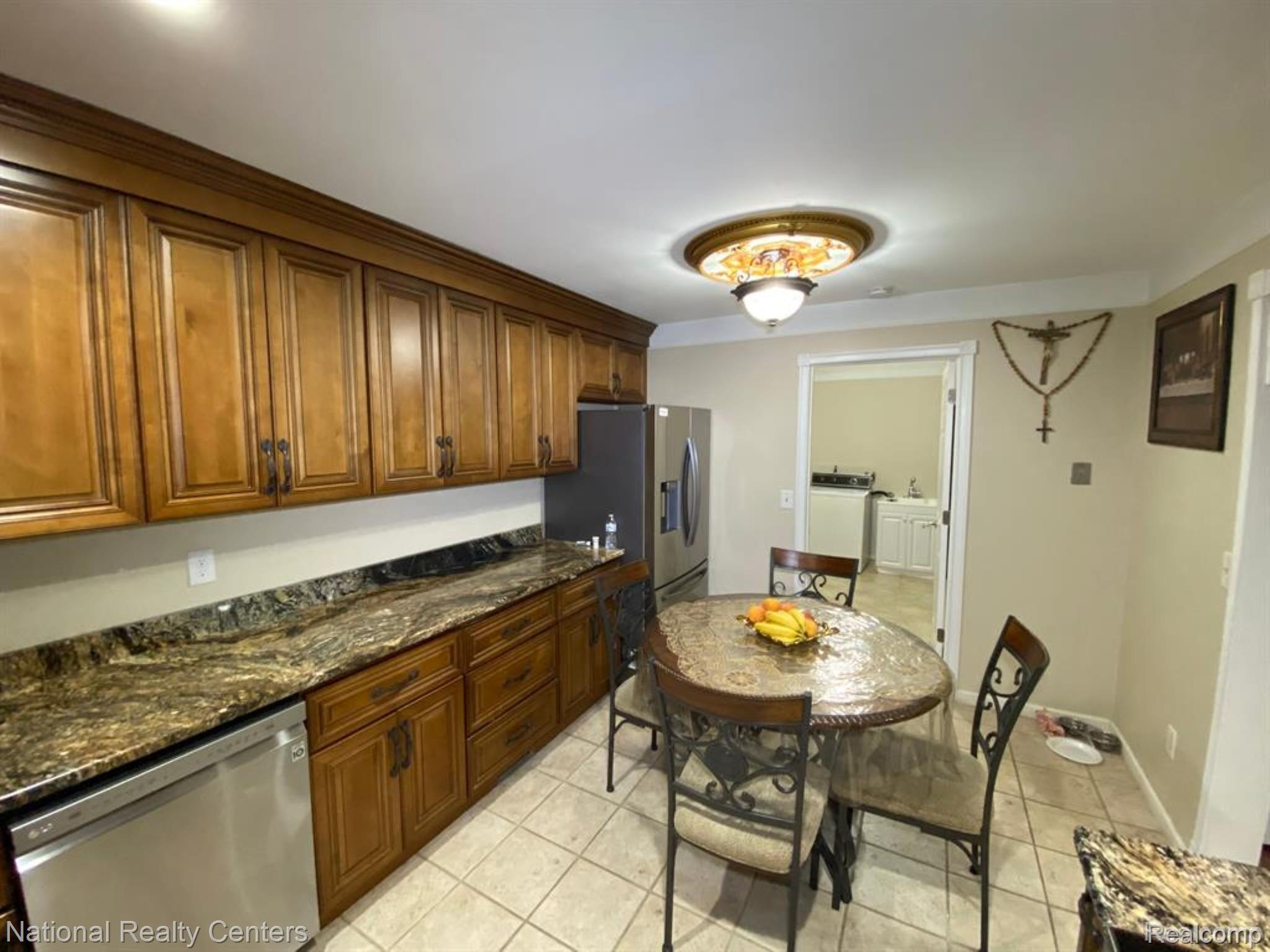 2106 Oakcrest Road Property Photo 8