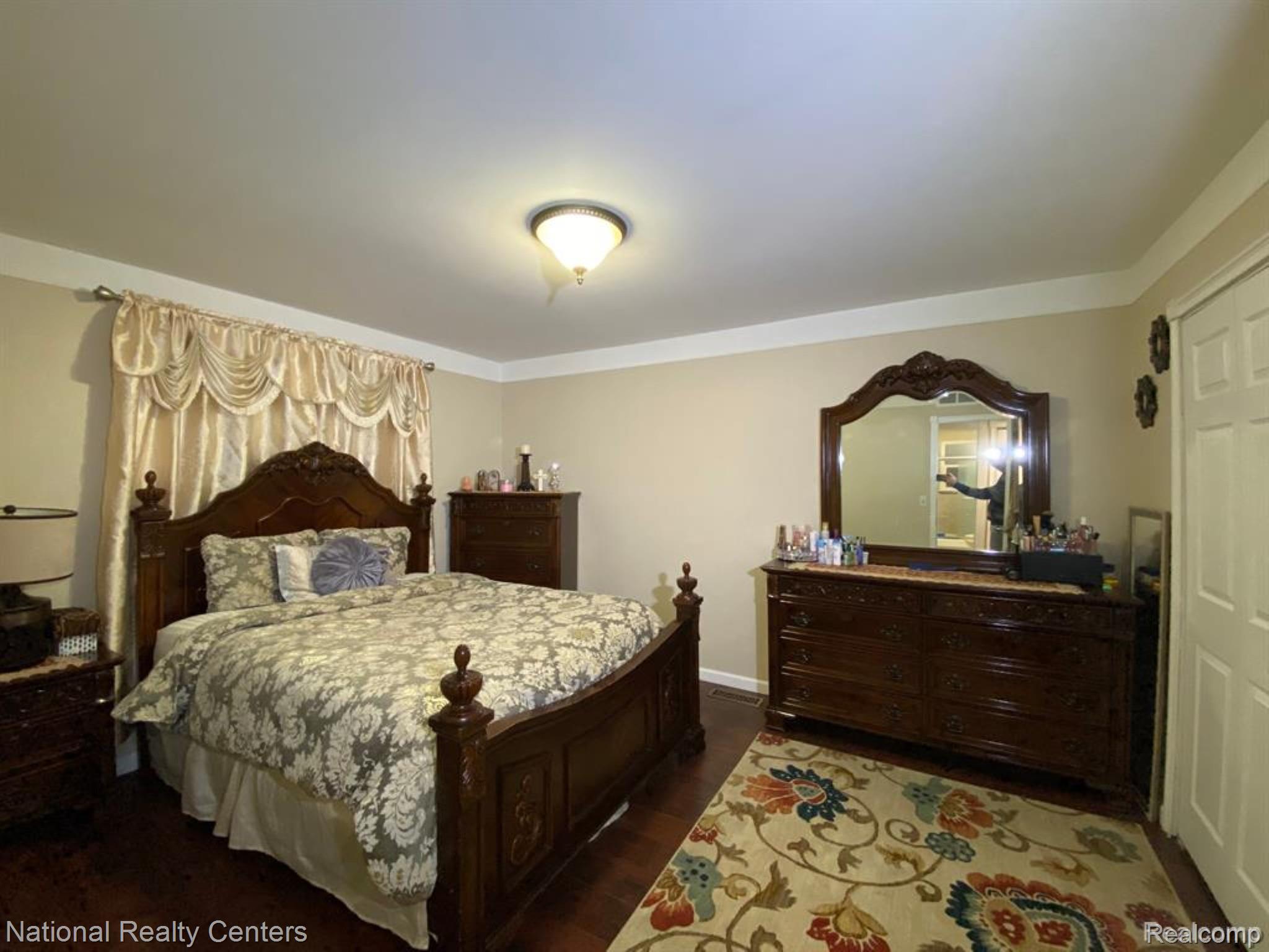2106 Oakcrest Road Property Photo 9