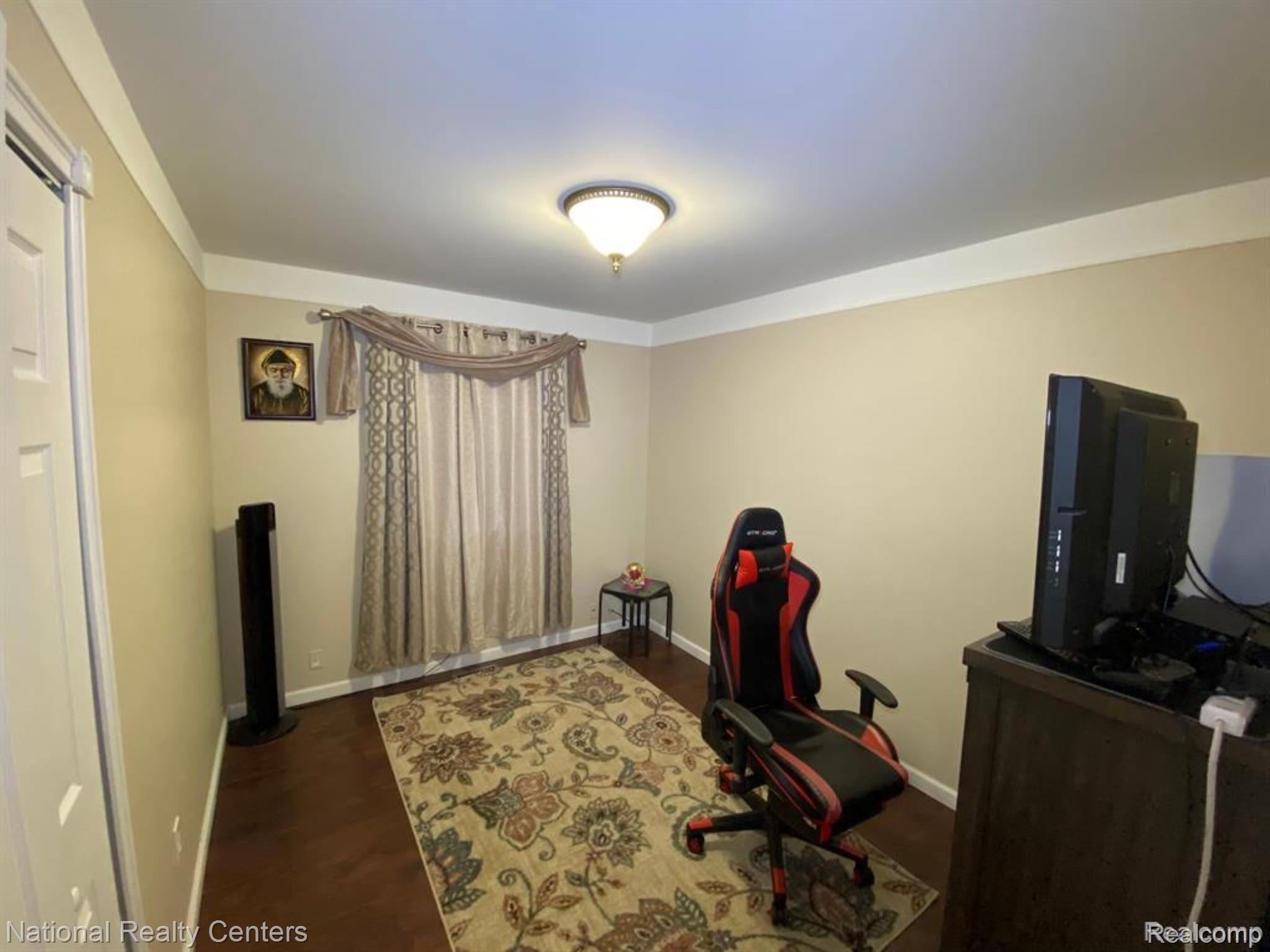 2106 Oakcrest Road Property Photo 11