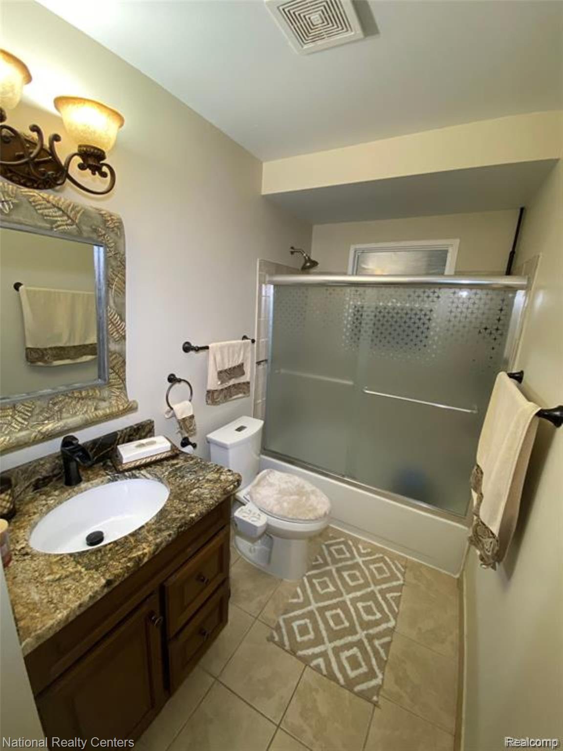 2106 Oakcrest Road Property Photo 12