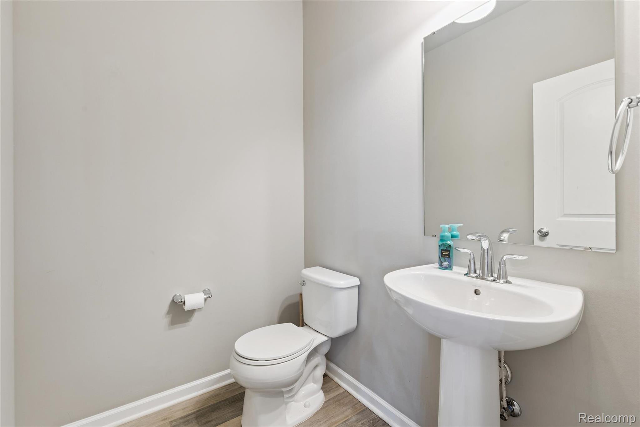 42811 Colonial Road Property Photo 10