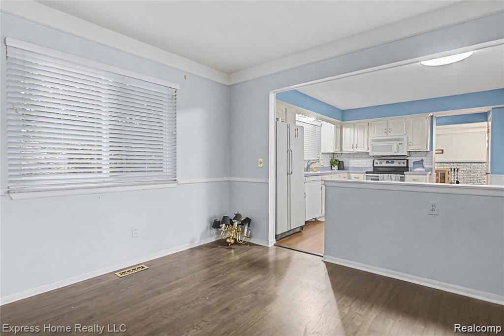 30121 Woodhouse Drive Property Photo 6