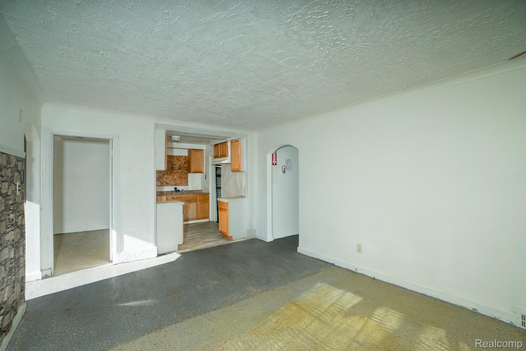 10785 E Outer Drive Property Photo 5