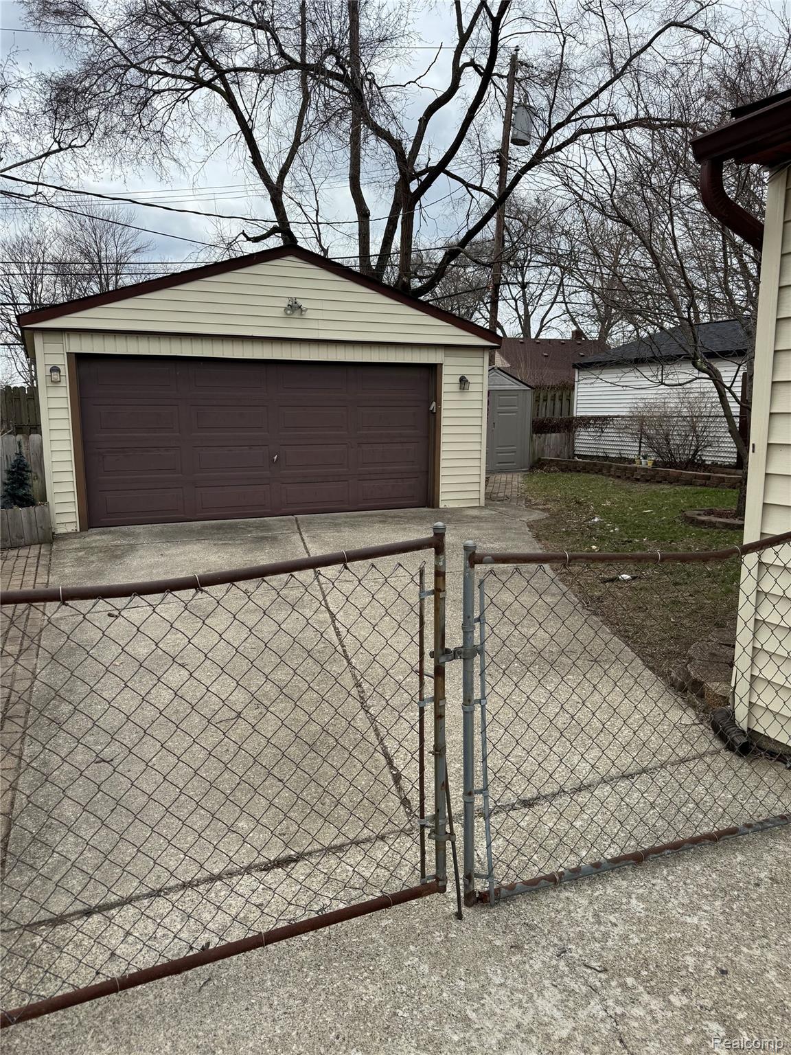 29045 Howard Avenue Property Photo 4
