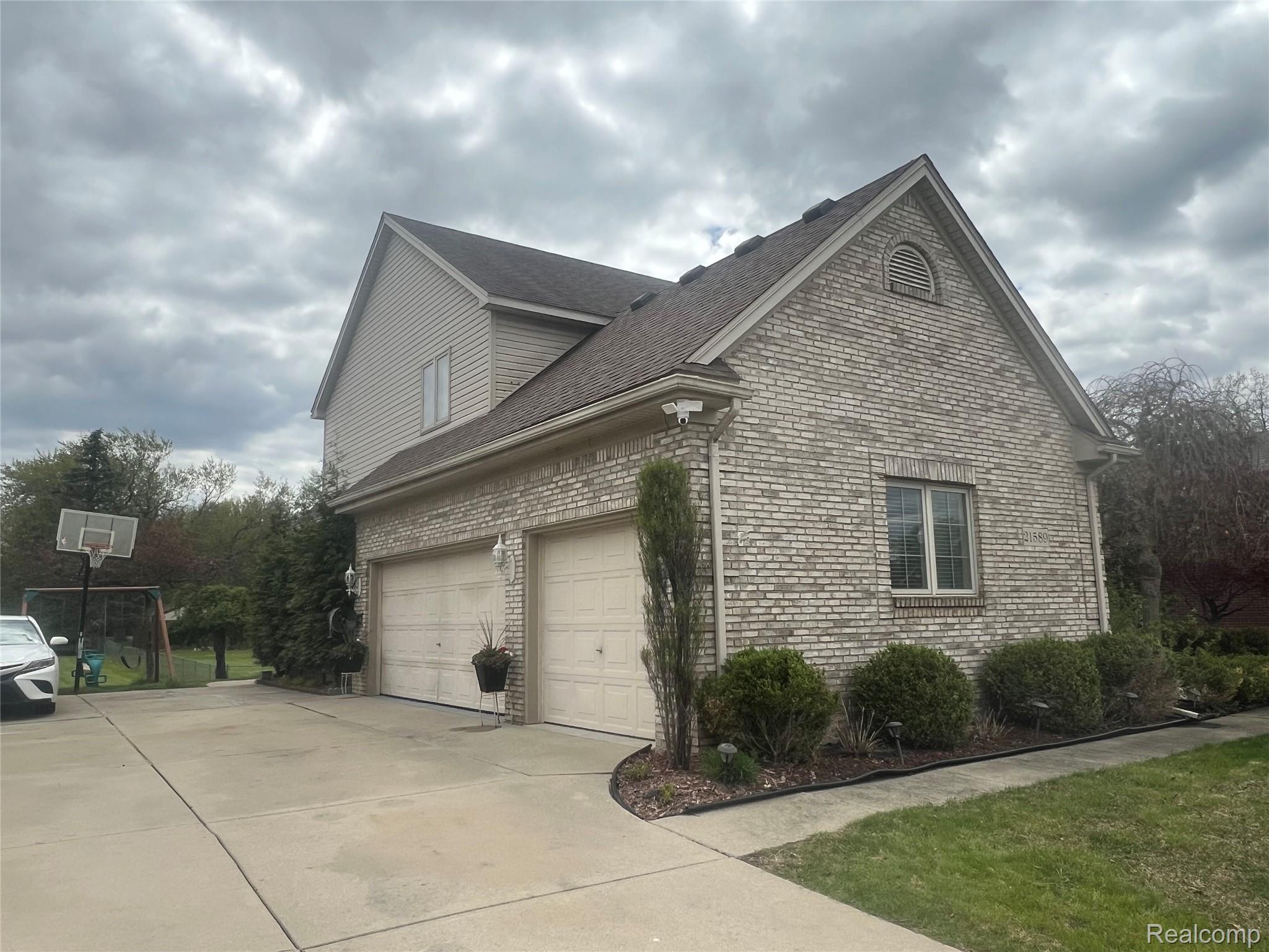 21589 Hunter Circle Property Photo 5