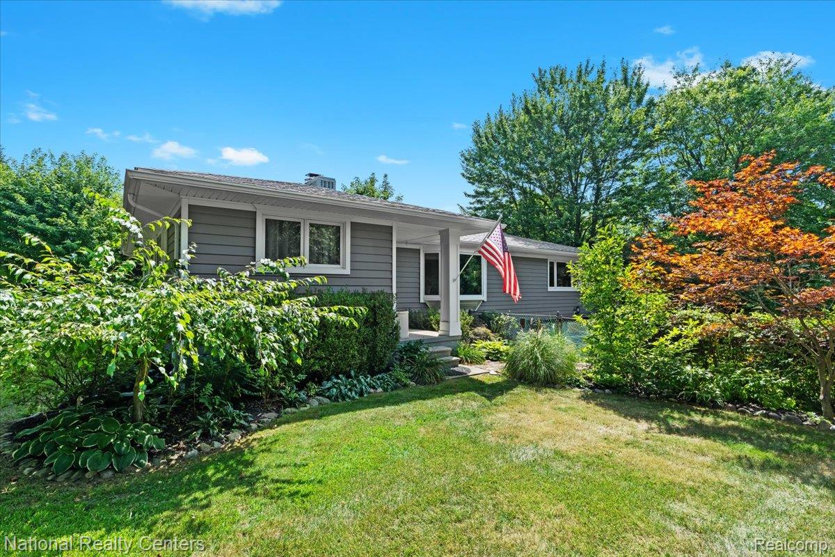 1785 Middle Road Property Photo 2