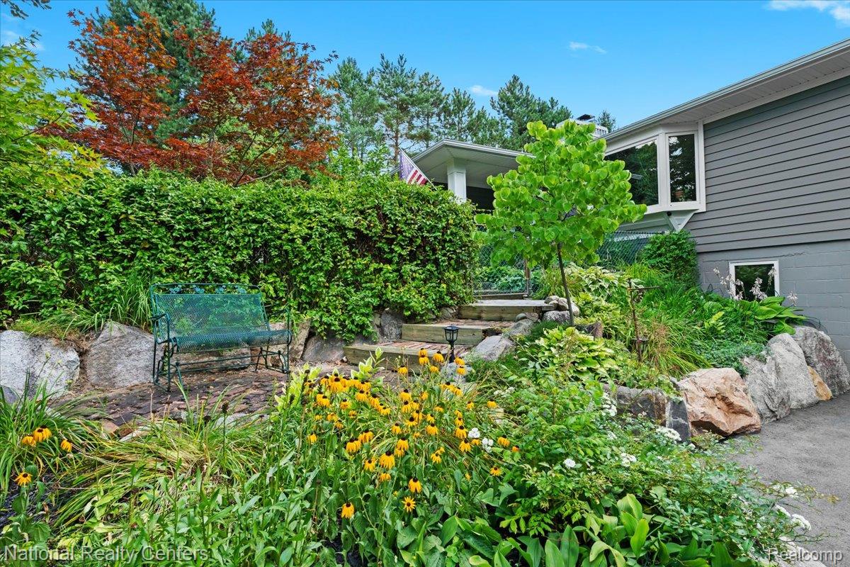 1785 Middle Road Property Photo 4