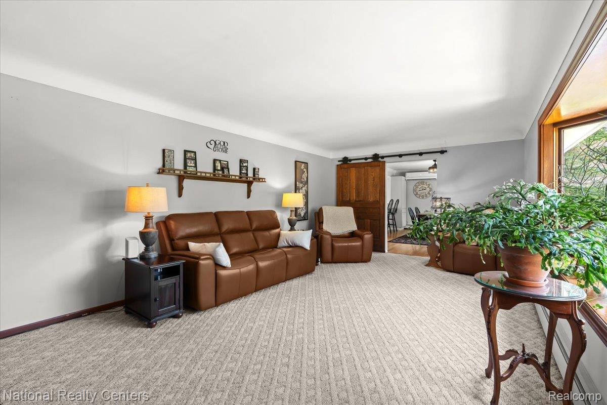1785 Middle Road Property Photo 6