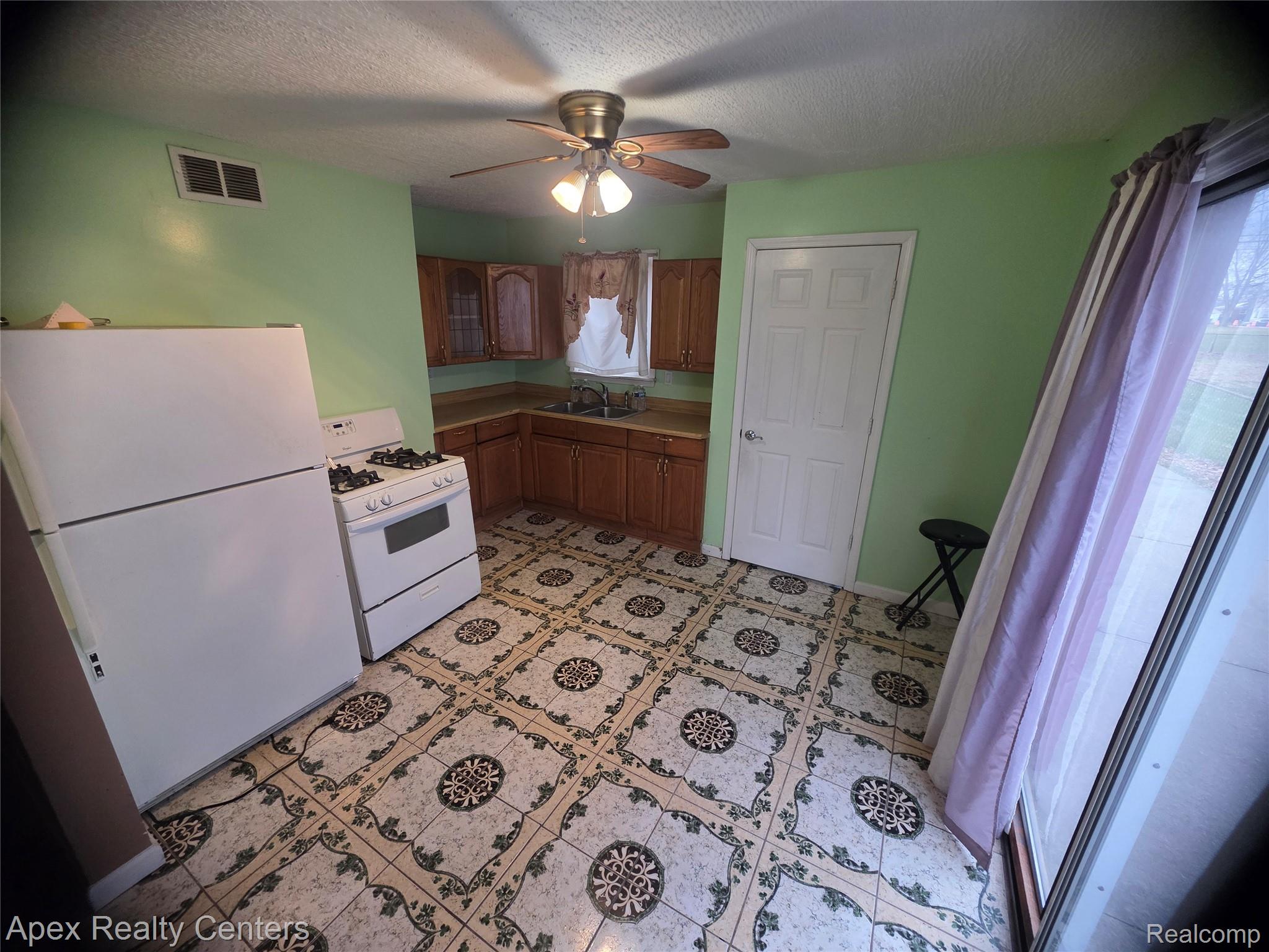 18948 Wall Street Property Photo 4