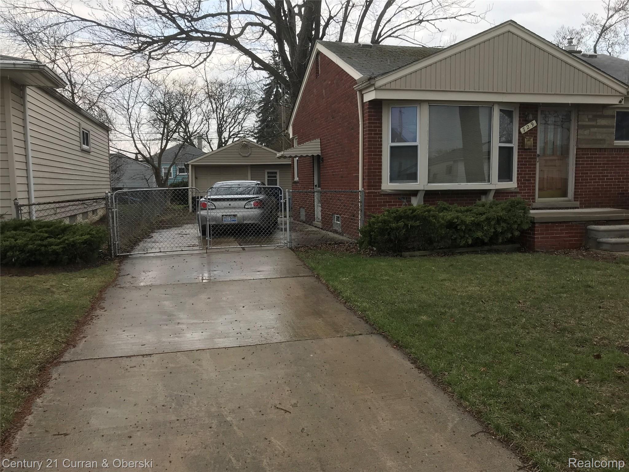729 Cleophus Parkway Property Photo 2