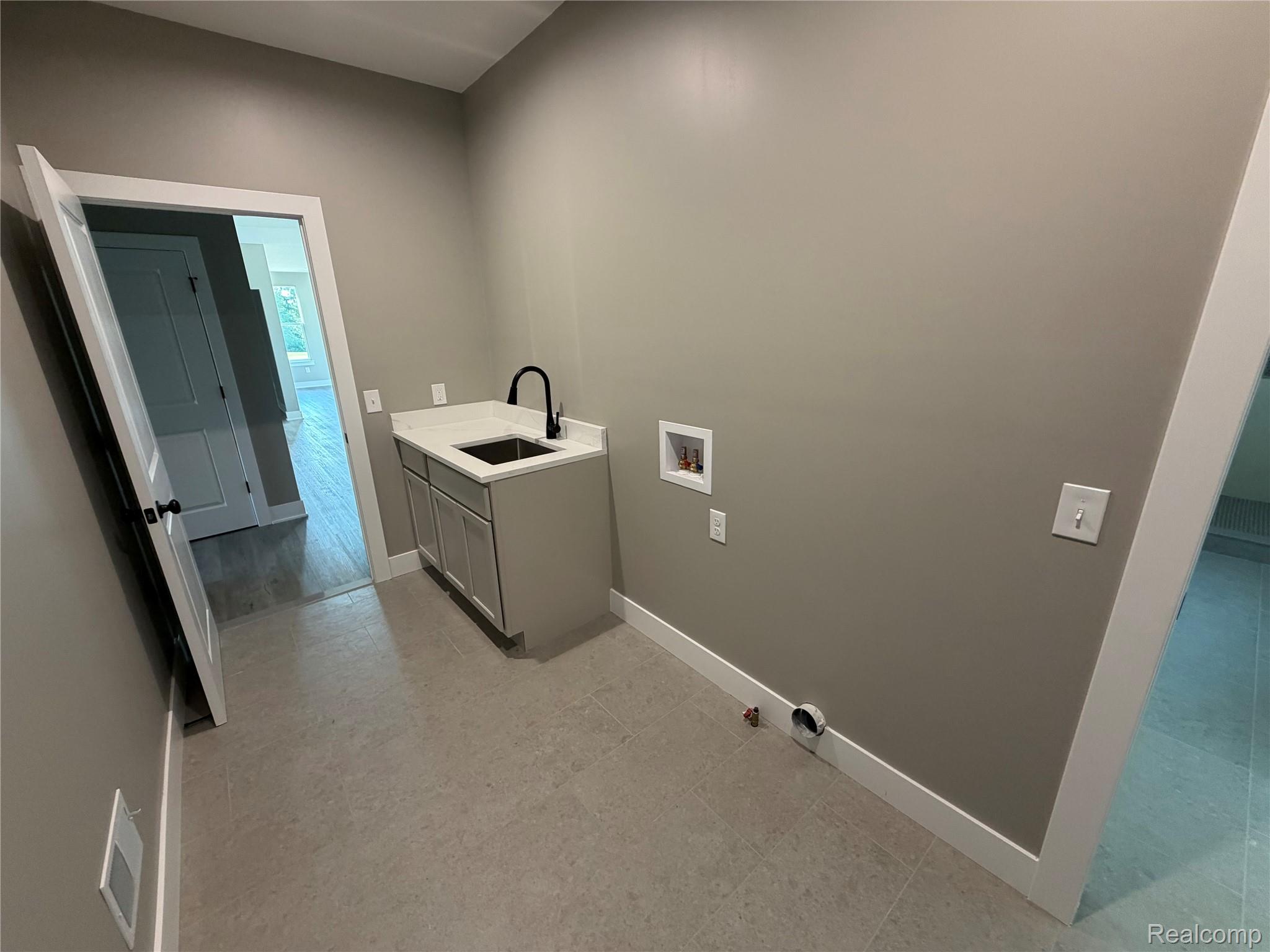 4104 Carriage Hill Drive Property Photo 10