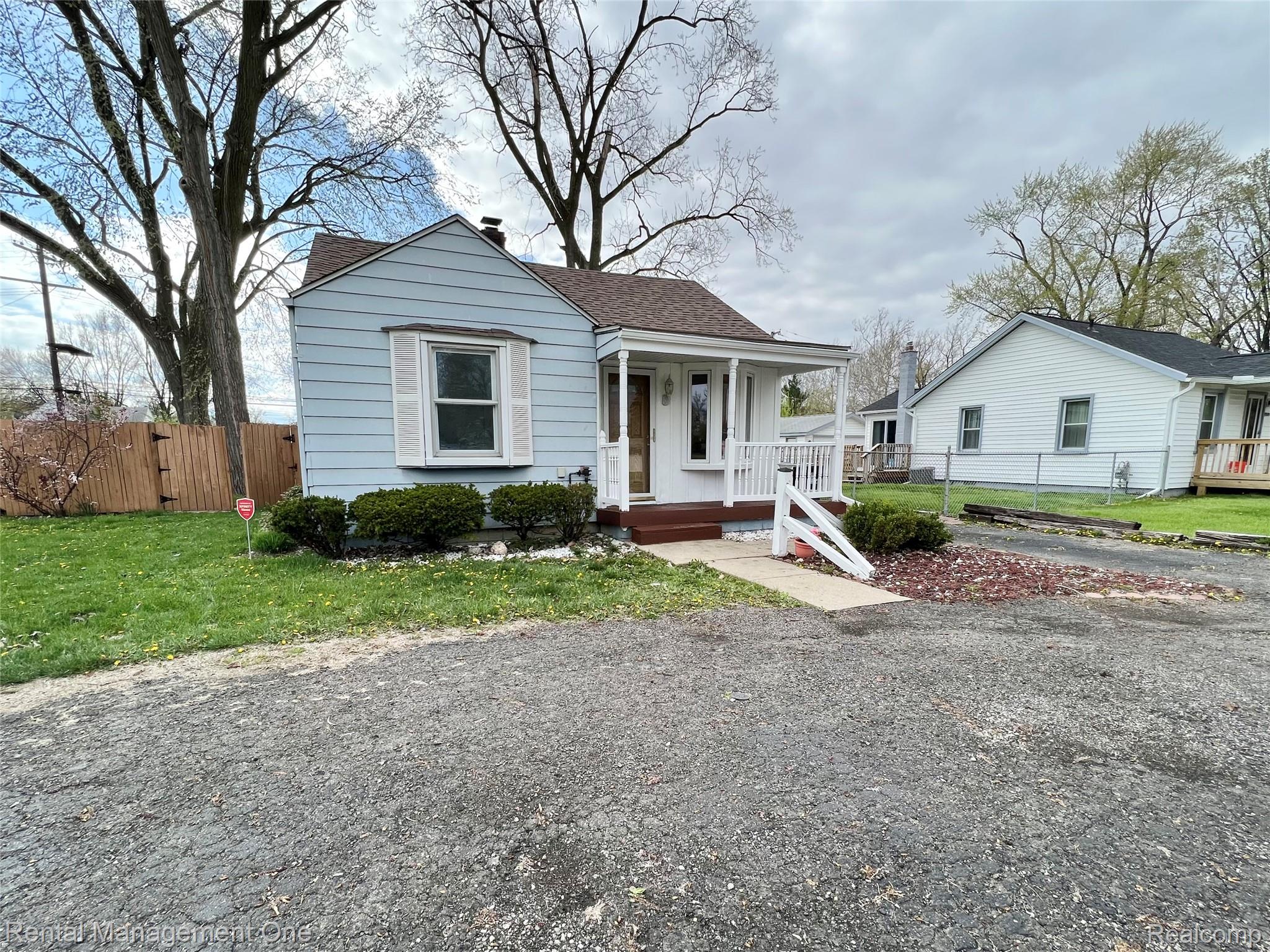 7531 N Inkster Road Property Photo 1