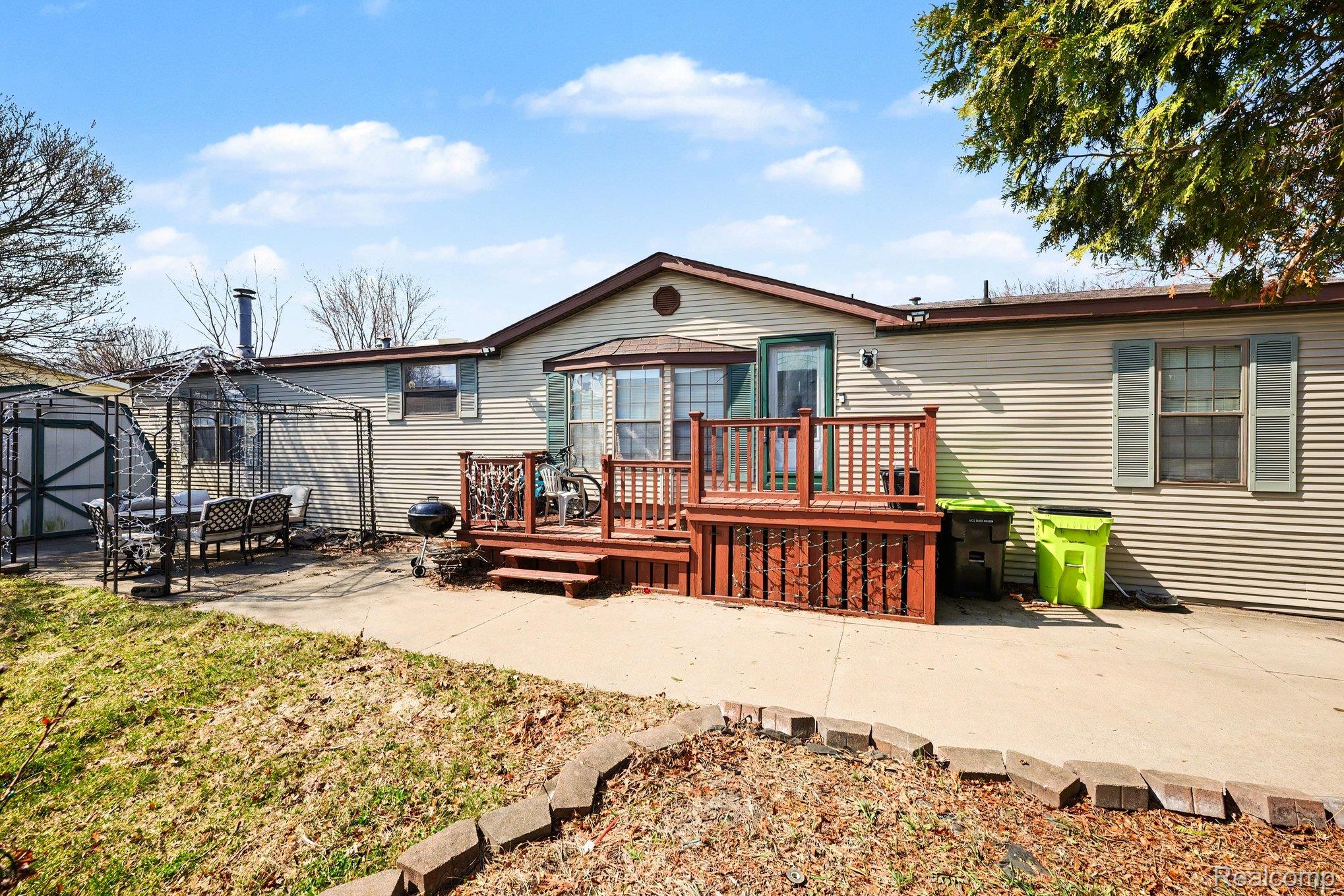 23312 Crystal Dr Property Photo 1
