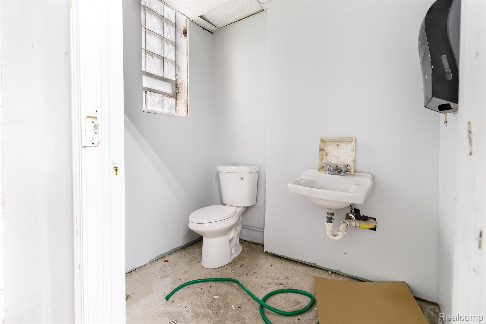 19606 Joy Road Property Photo 9