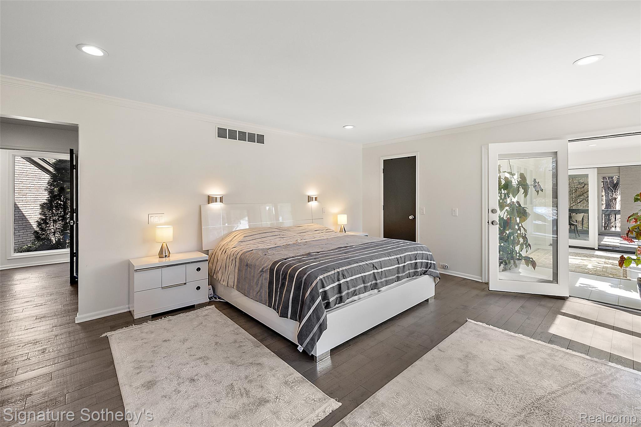 4650 Lahser Road Property Photo 24