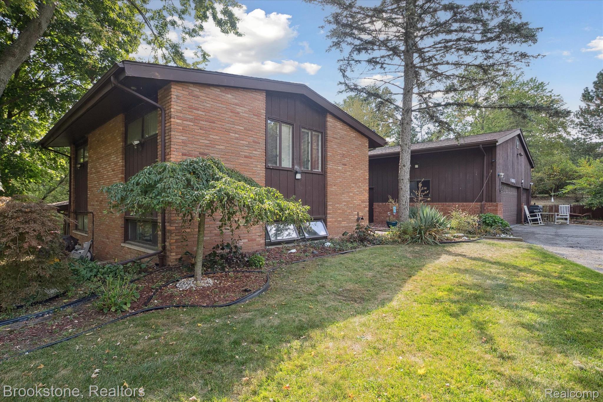 4665 W Maple Road Property Photo 1