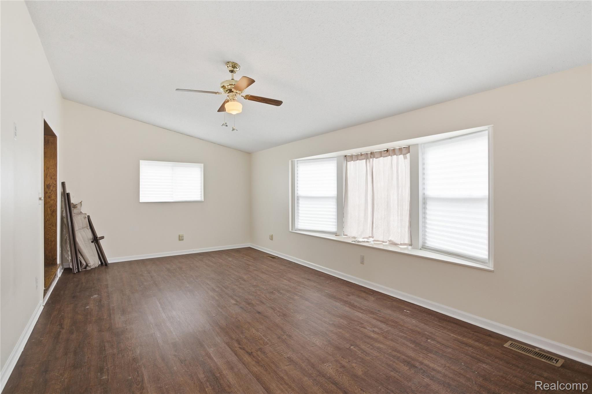 25716 Jackson St Property Photo 13