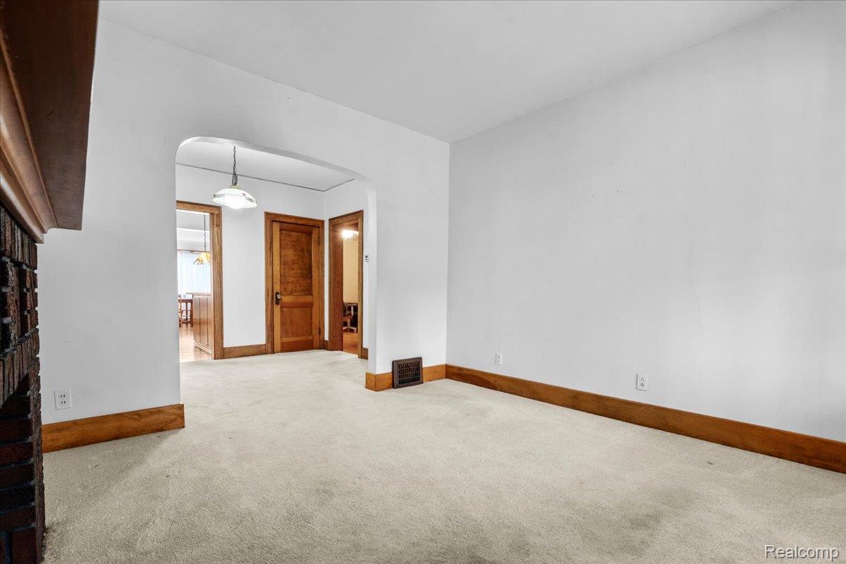 133 Oak Street Property Photo 5