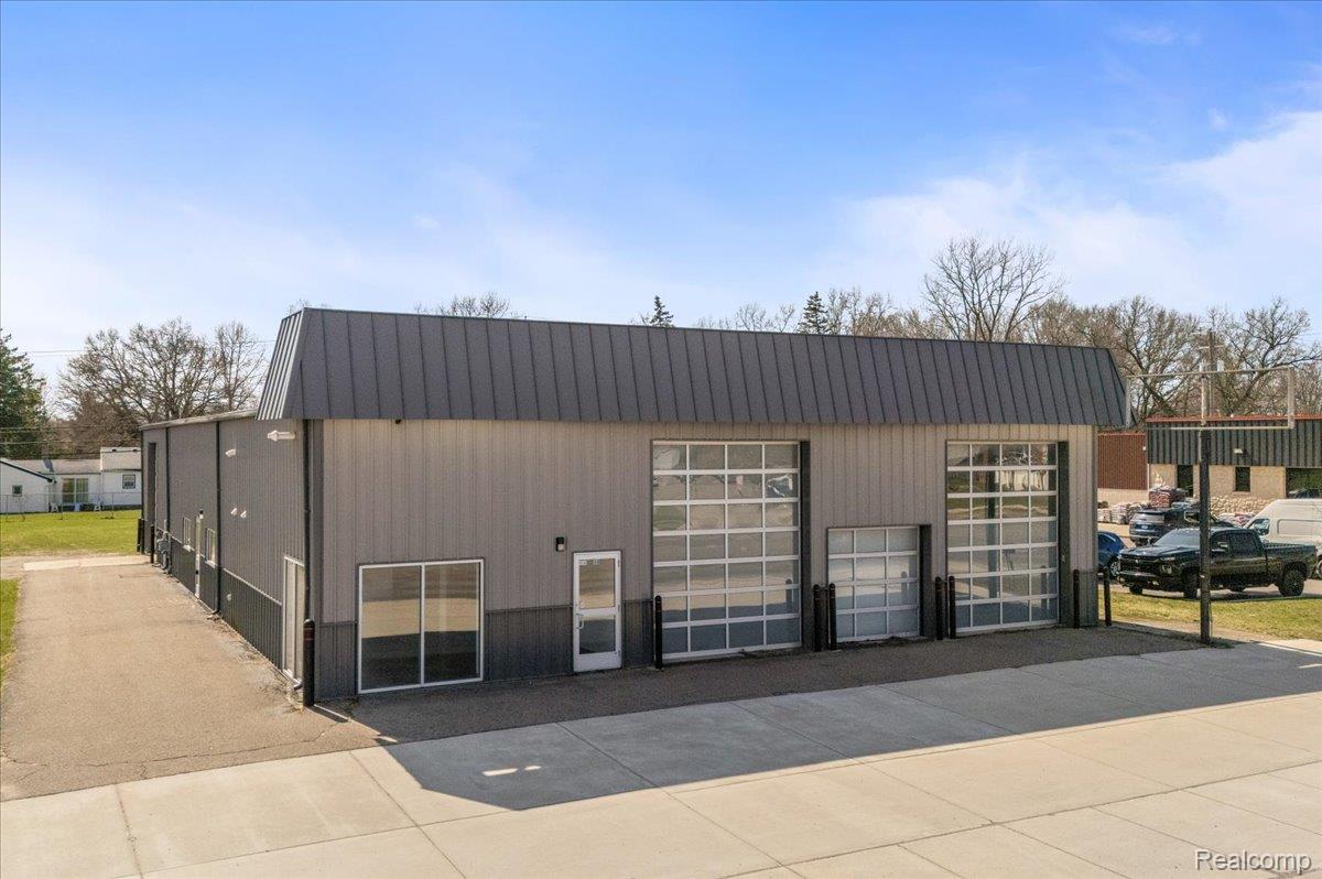 588 S Lapeer Road Property Photo 1