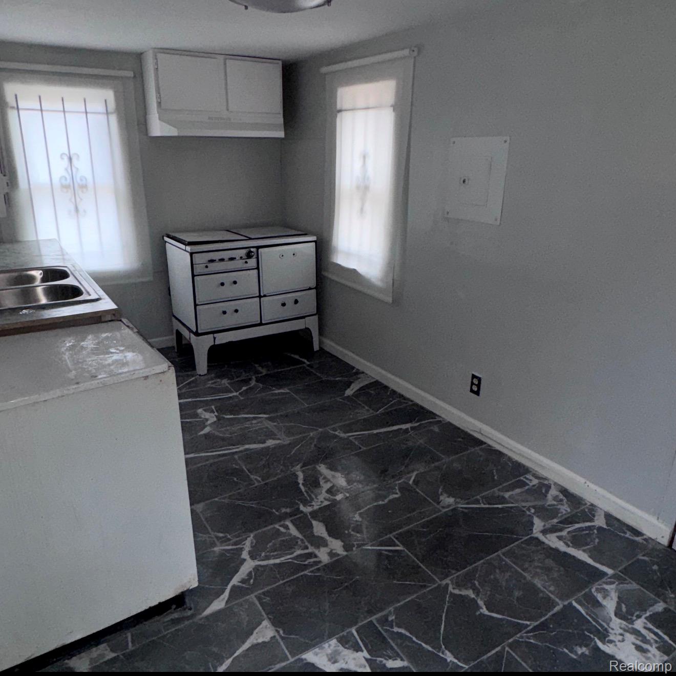 6240 S Labelle Drive Property Photo 8
