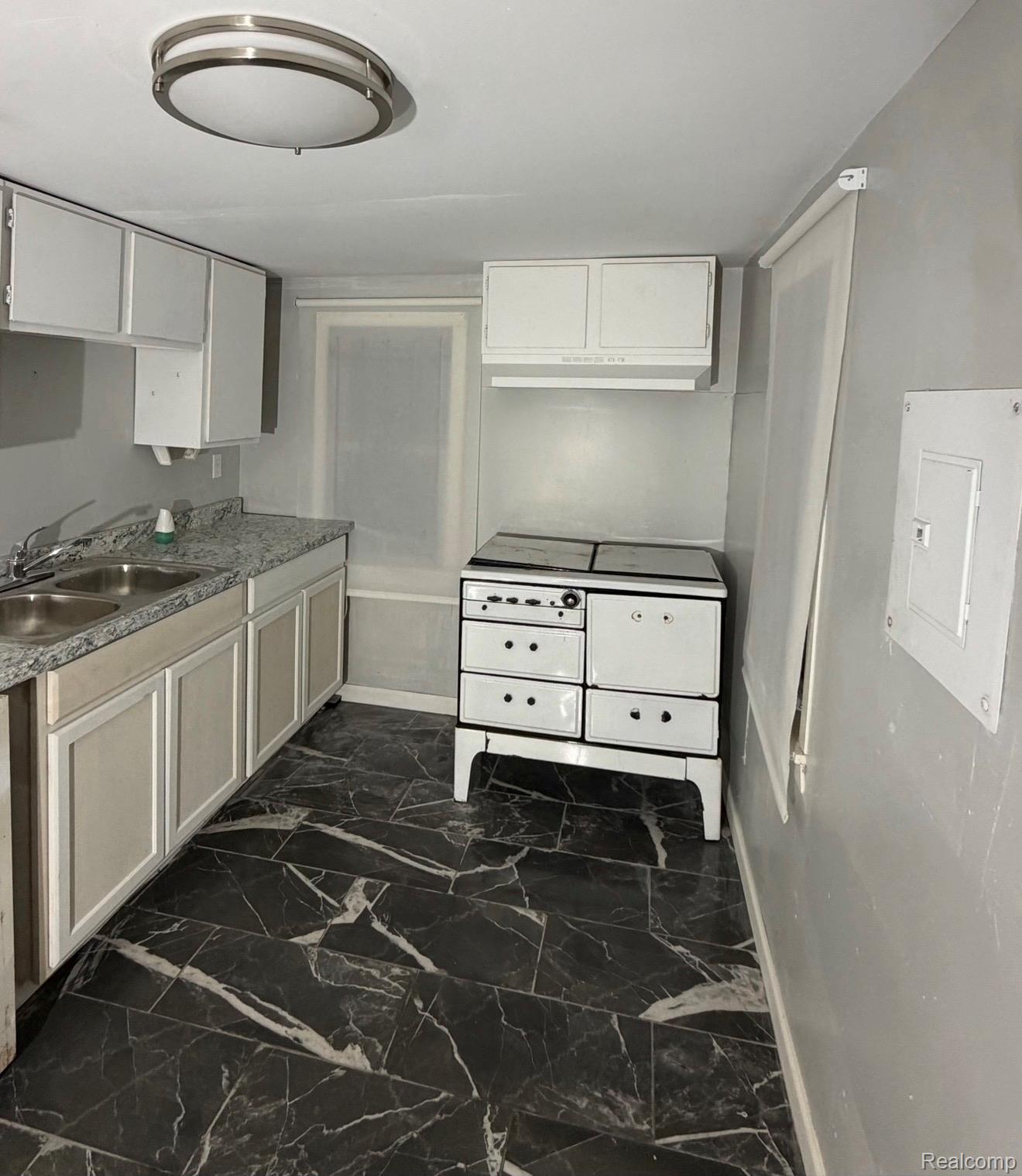 6240 S Labelle Drive Property Photo 11