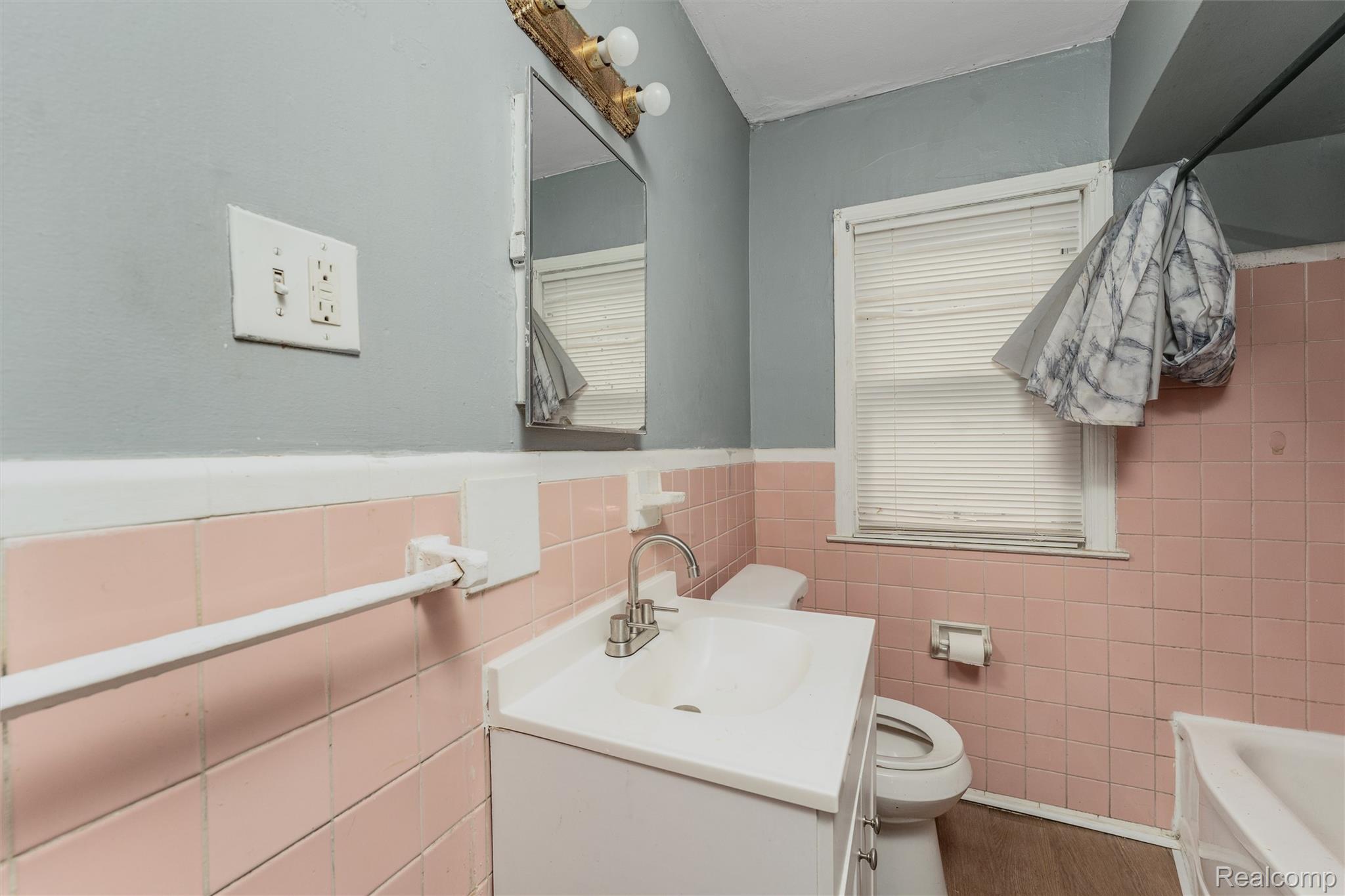 18565 Vaughan Street Property Photo 12