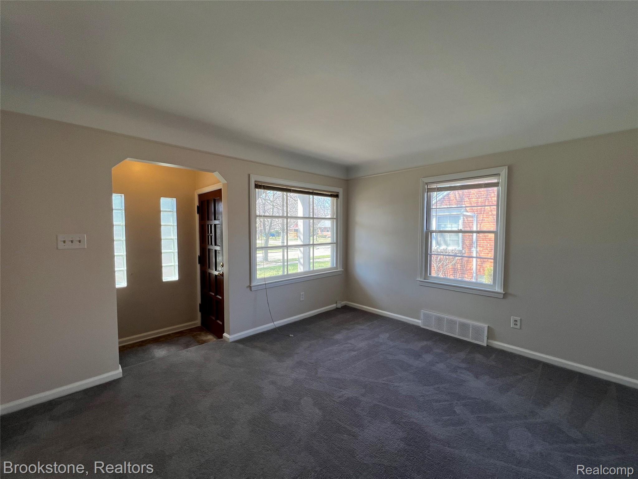 23280 Forest Street Property Photo 10