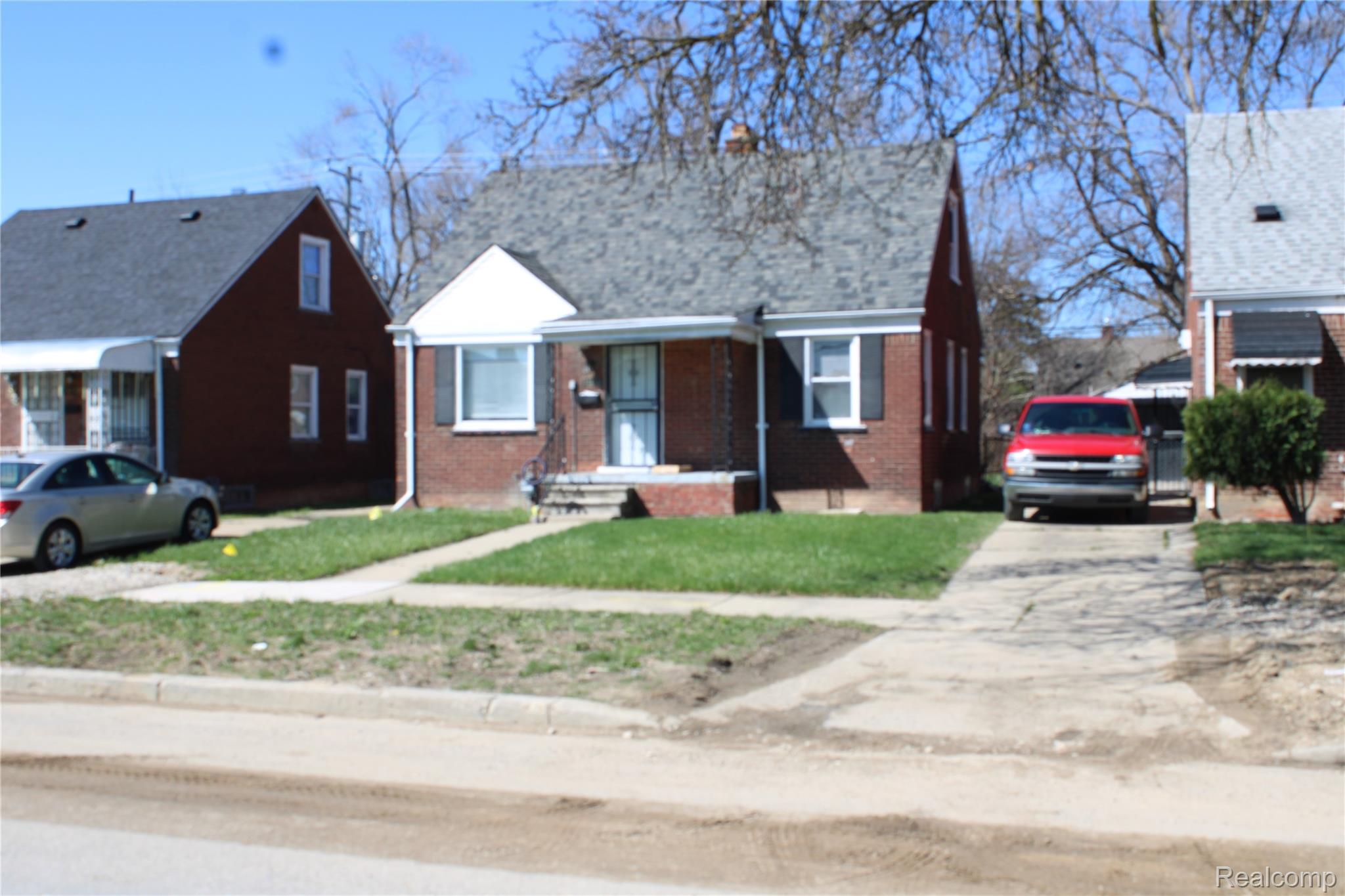 9107 Roselawn Street Property Photo 2