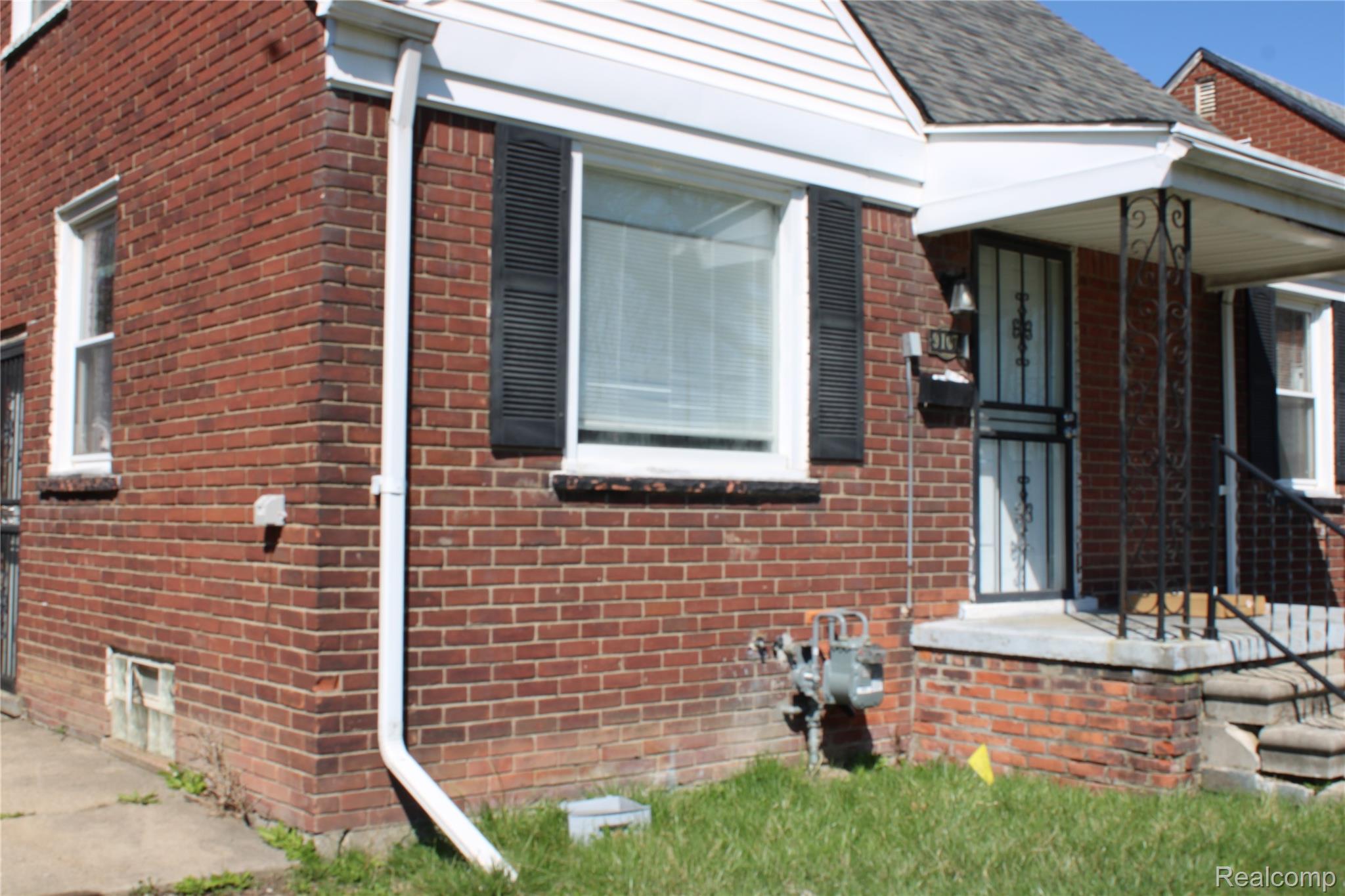 9107 Roselawn Street Property Photo 3