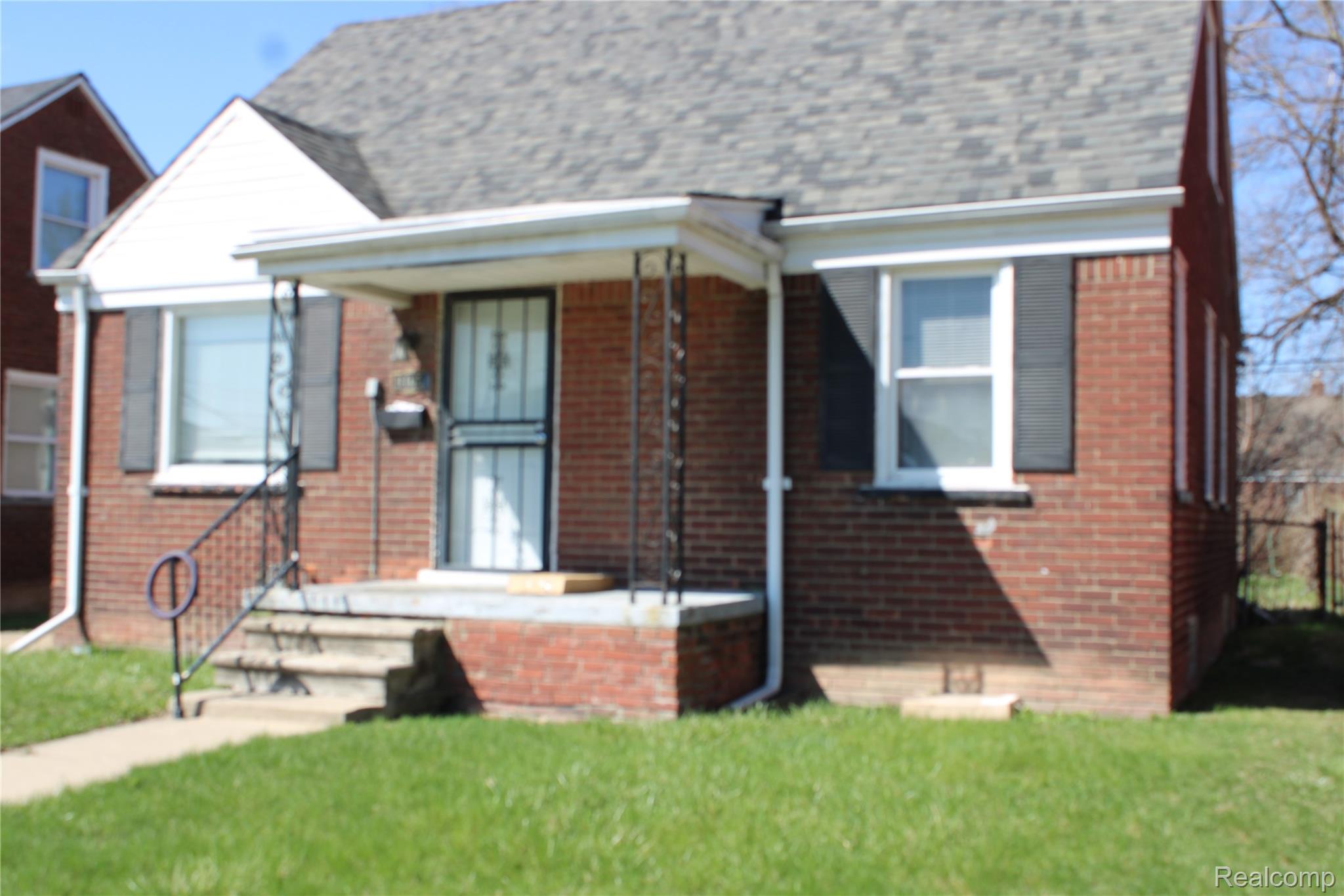 9107 Roselawn Street Property Photo 4