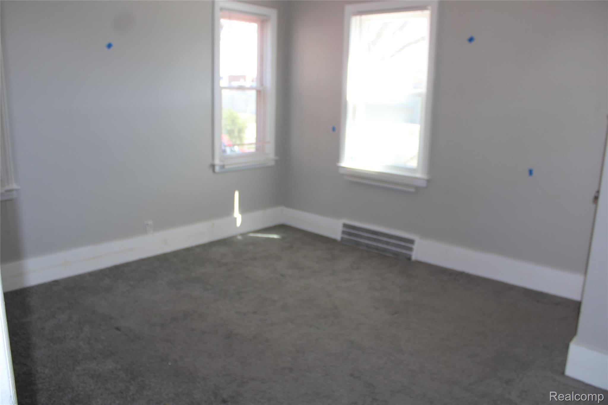 9107 Roselawn Street Property Photo 7