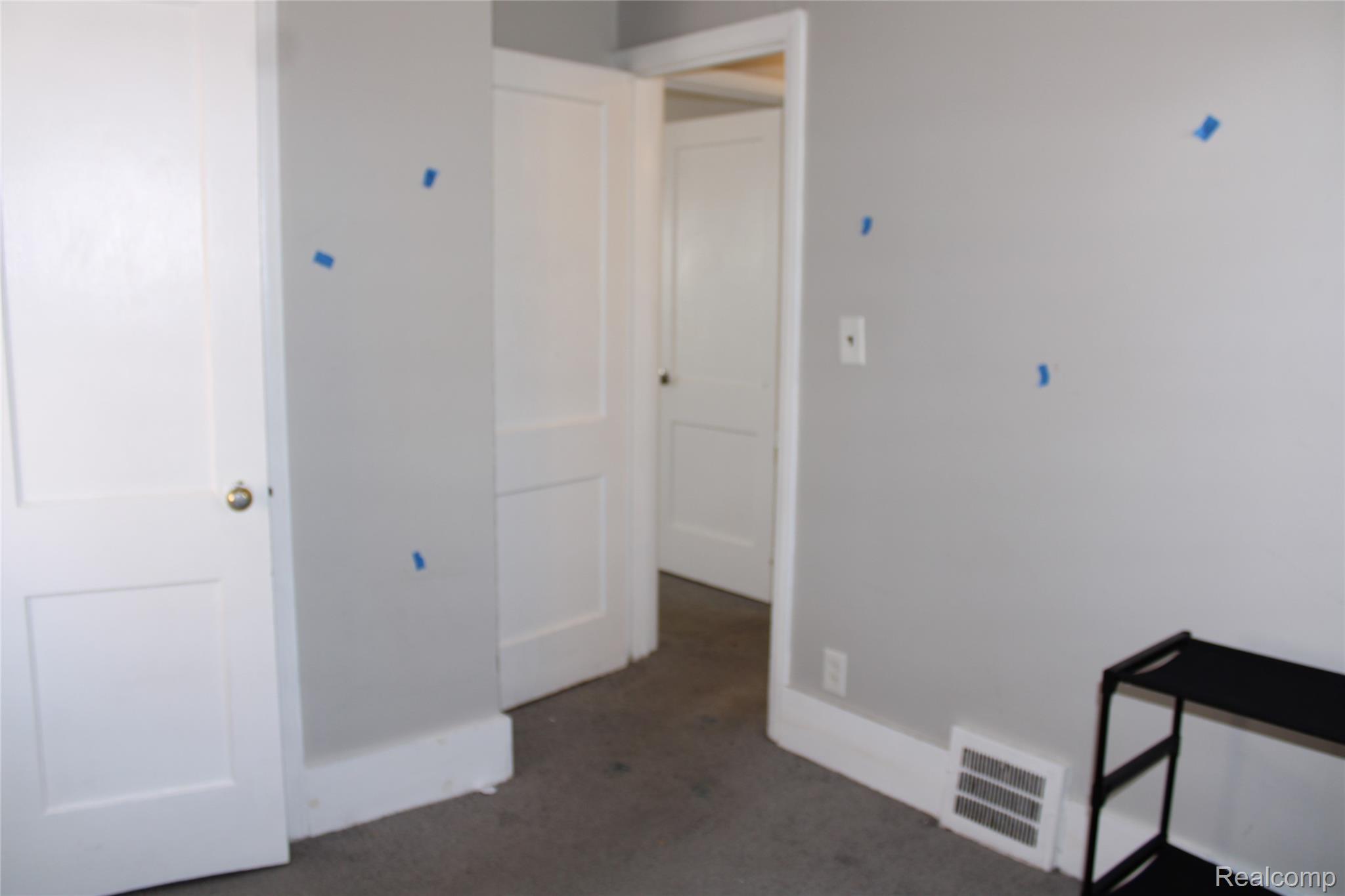 9107 Roselawn Street Property Photo 8