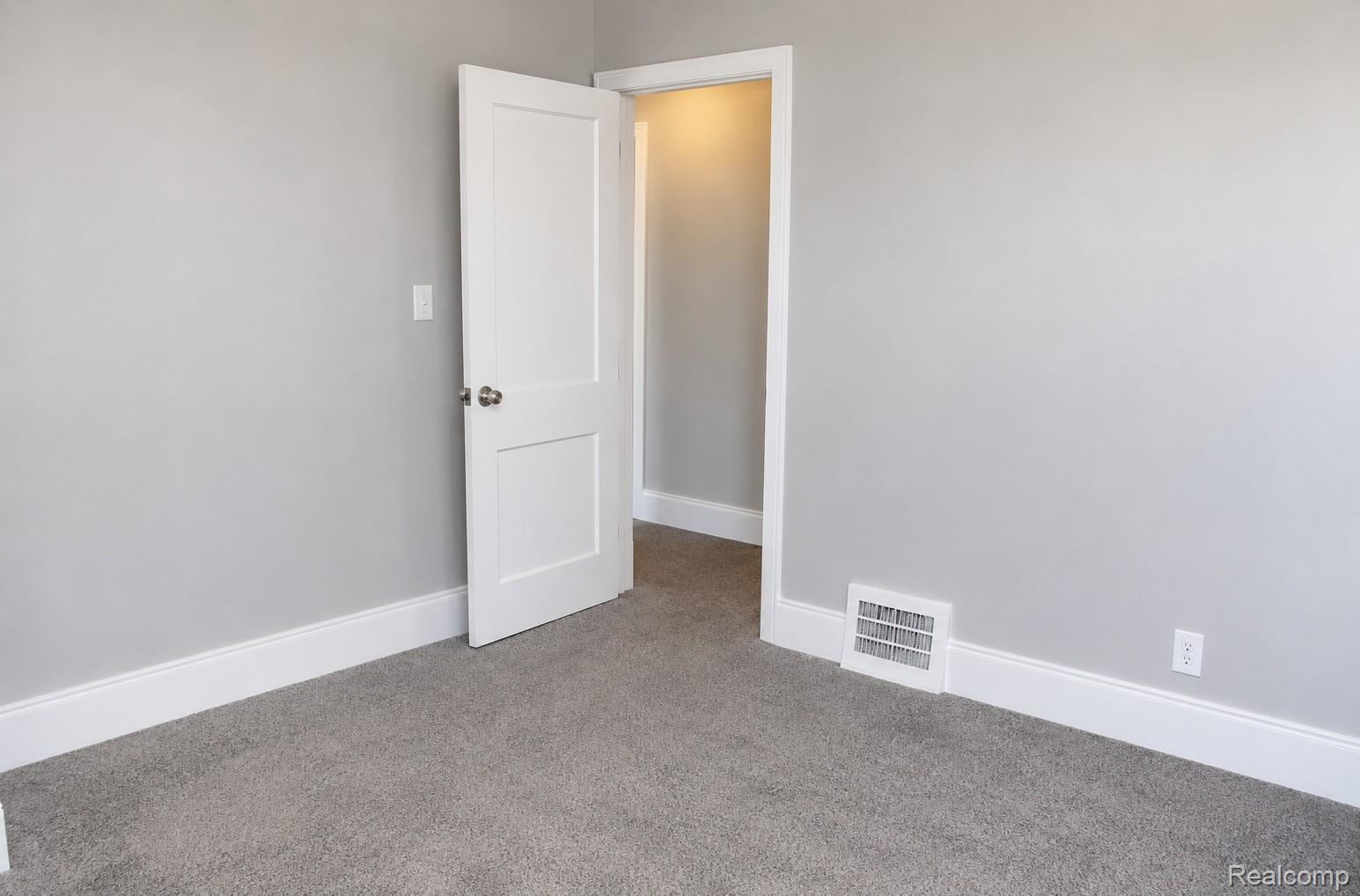 9107 Roselawn Street Property Photo 10