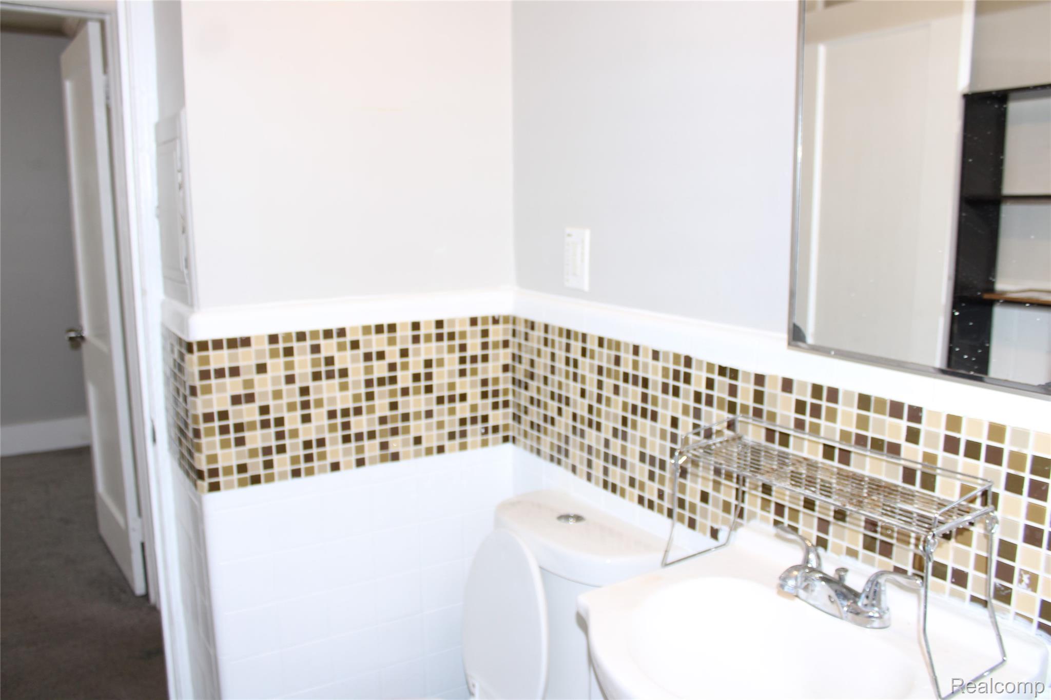 9107 Roselawn Street Property Photo 16