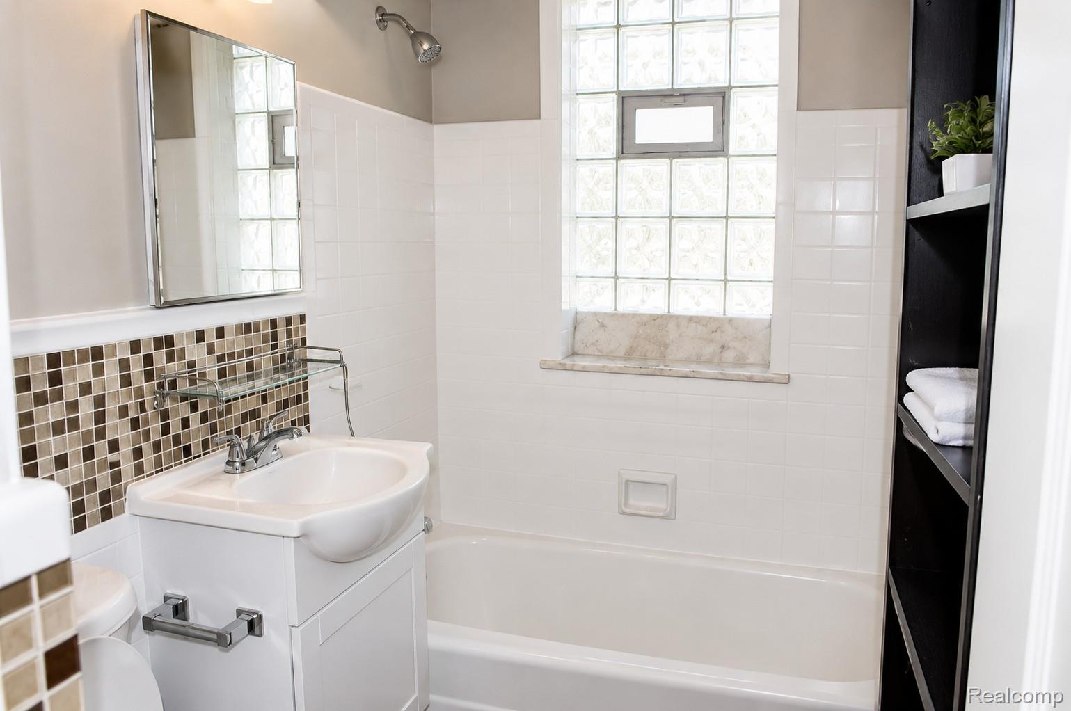 9107 Roselawn Street Property Photo 17