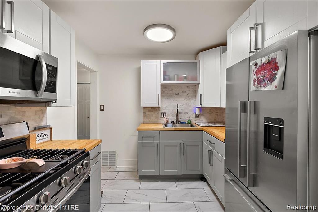 9288 Camley Street Property Photo 6
