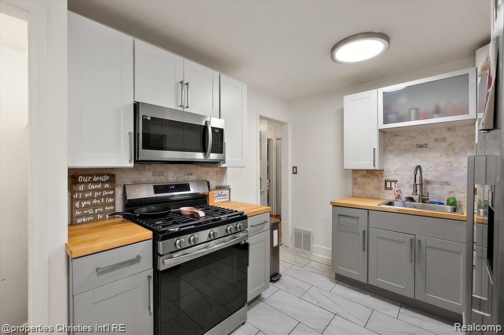 9288 Camley Street Property Photo 8