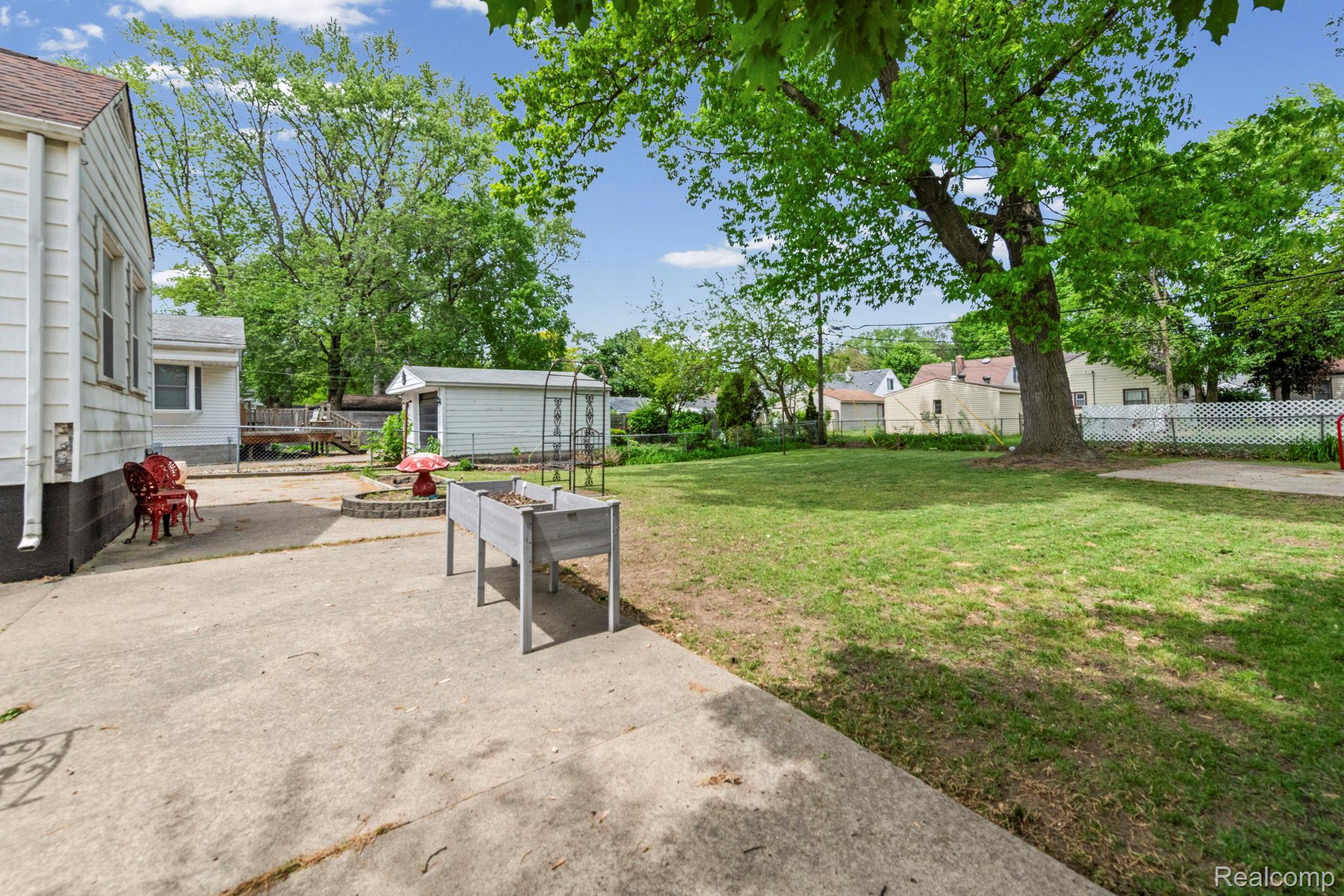 527 E Sunnybrook Drive Property Photo 3