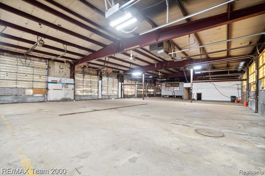2833 S Dort Property Photo 3