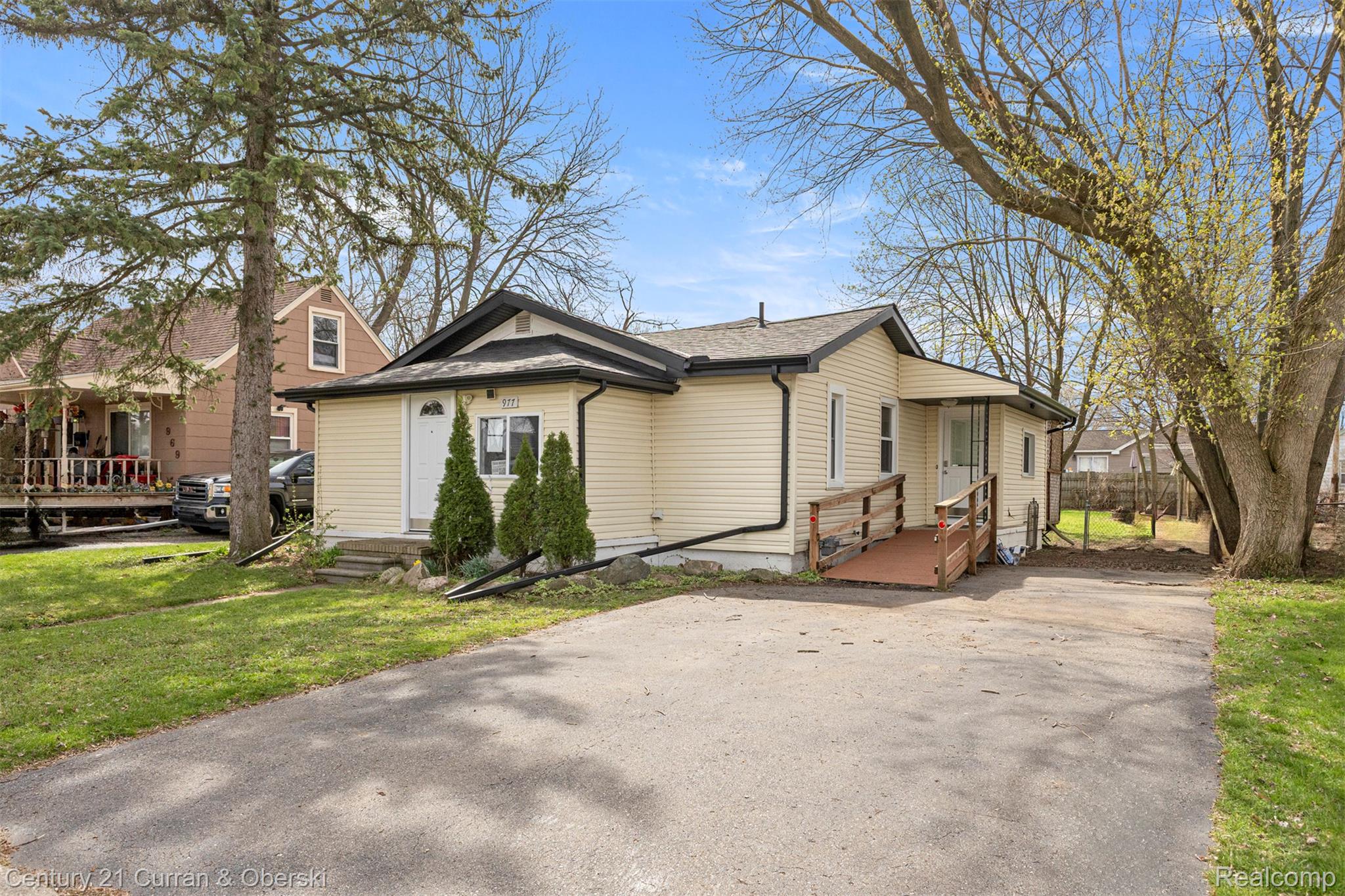 977 Boston Avenue Property Photo 1