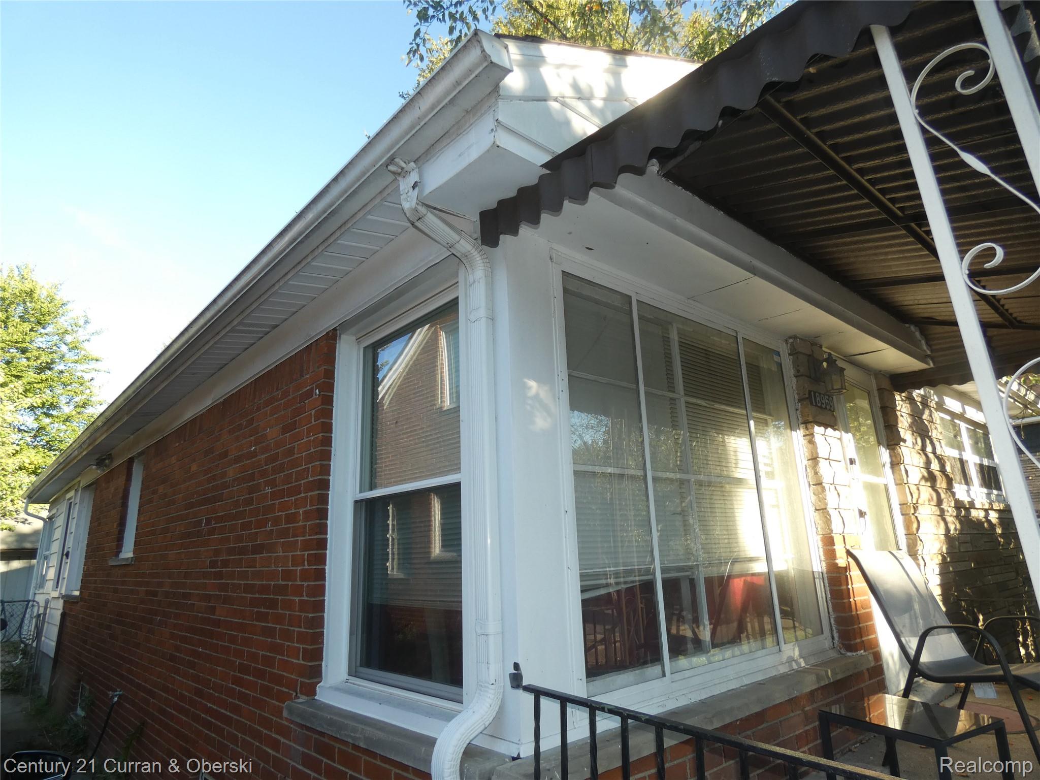 18959 Rockcastle Street Property Photo 2