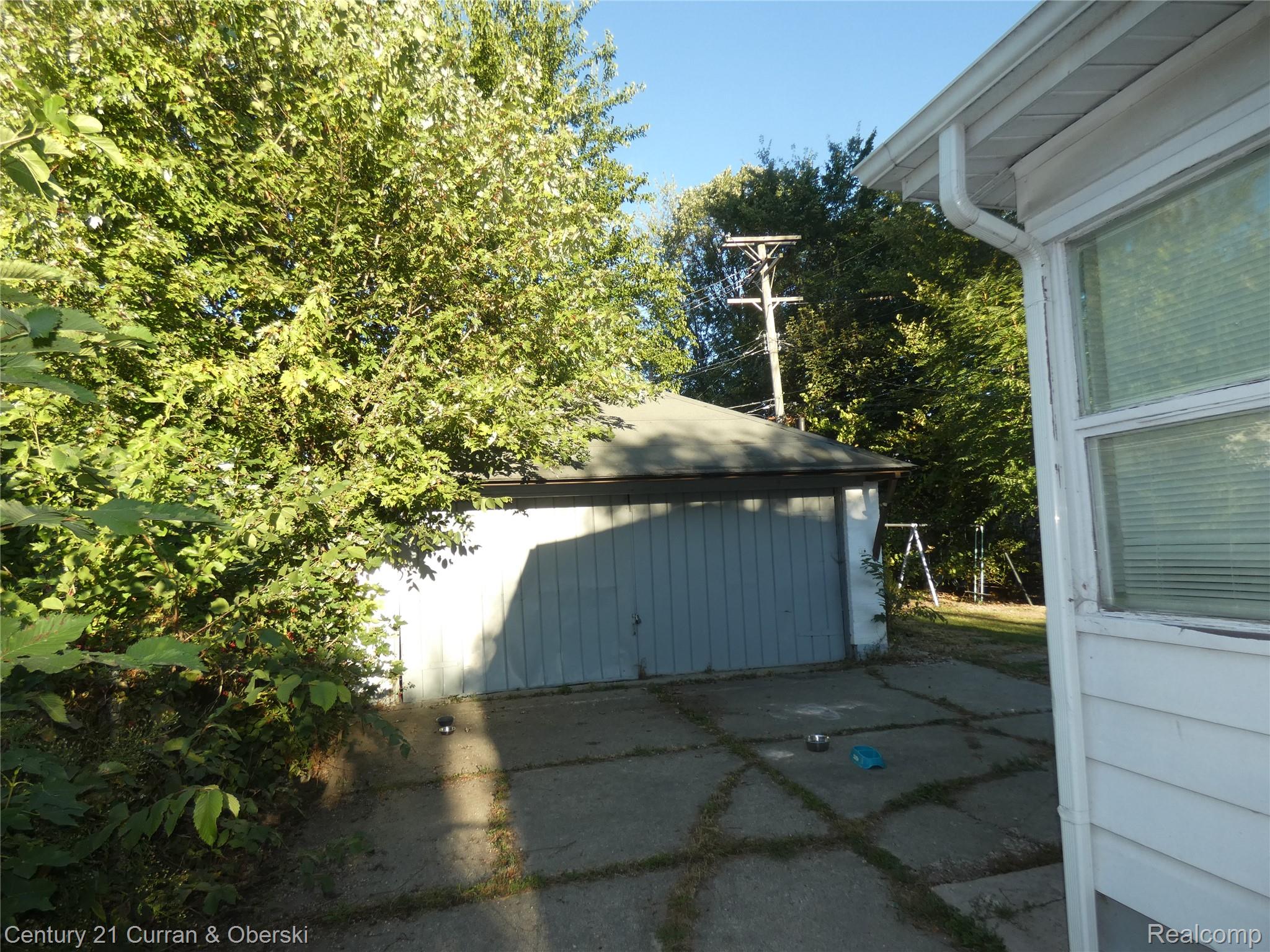 18959 Rockcastle Street Property Photo 3