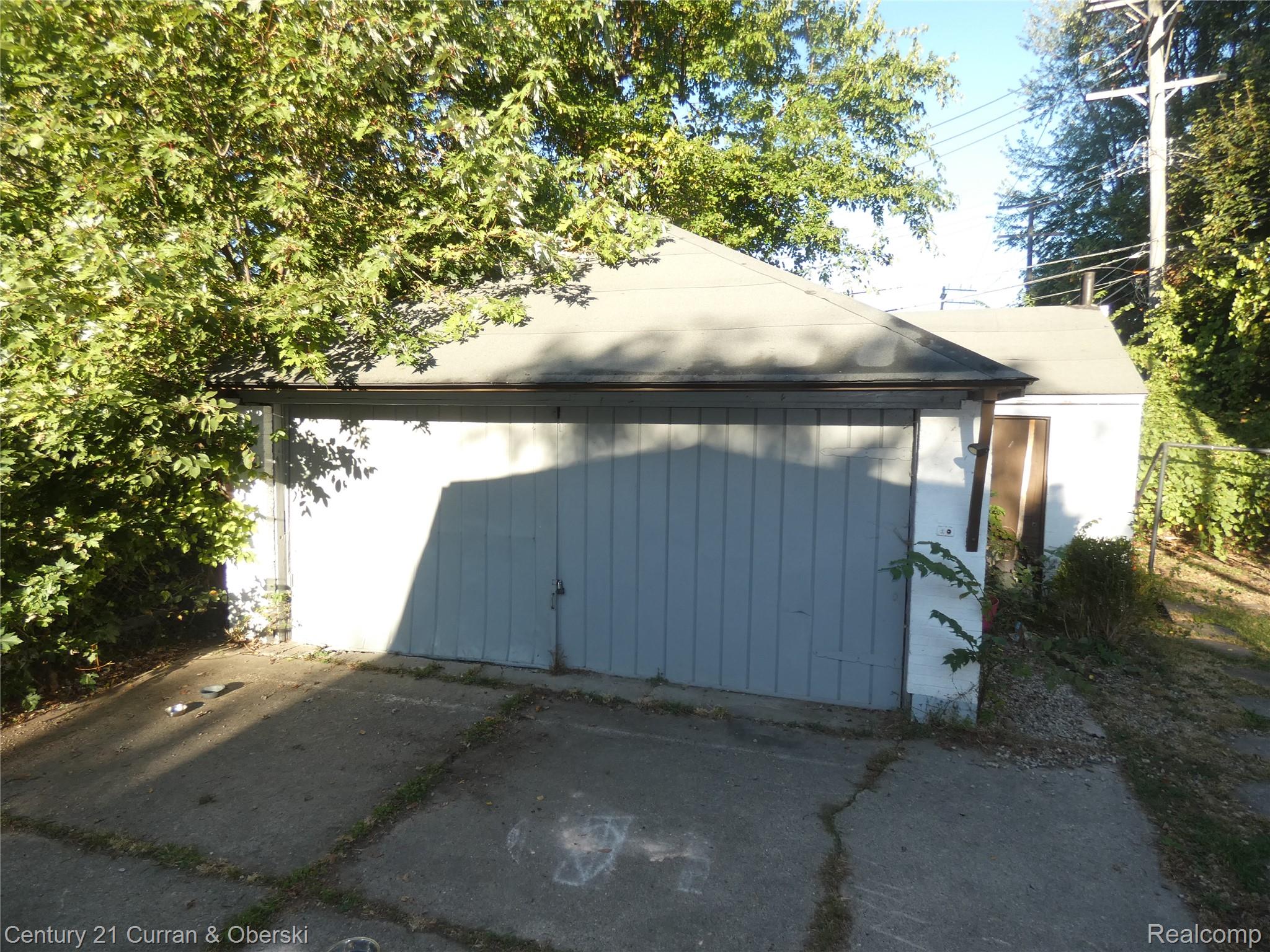 18959 Rockcastle Street Property Photo 4